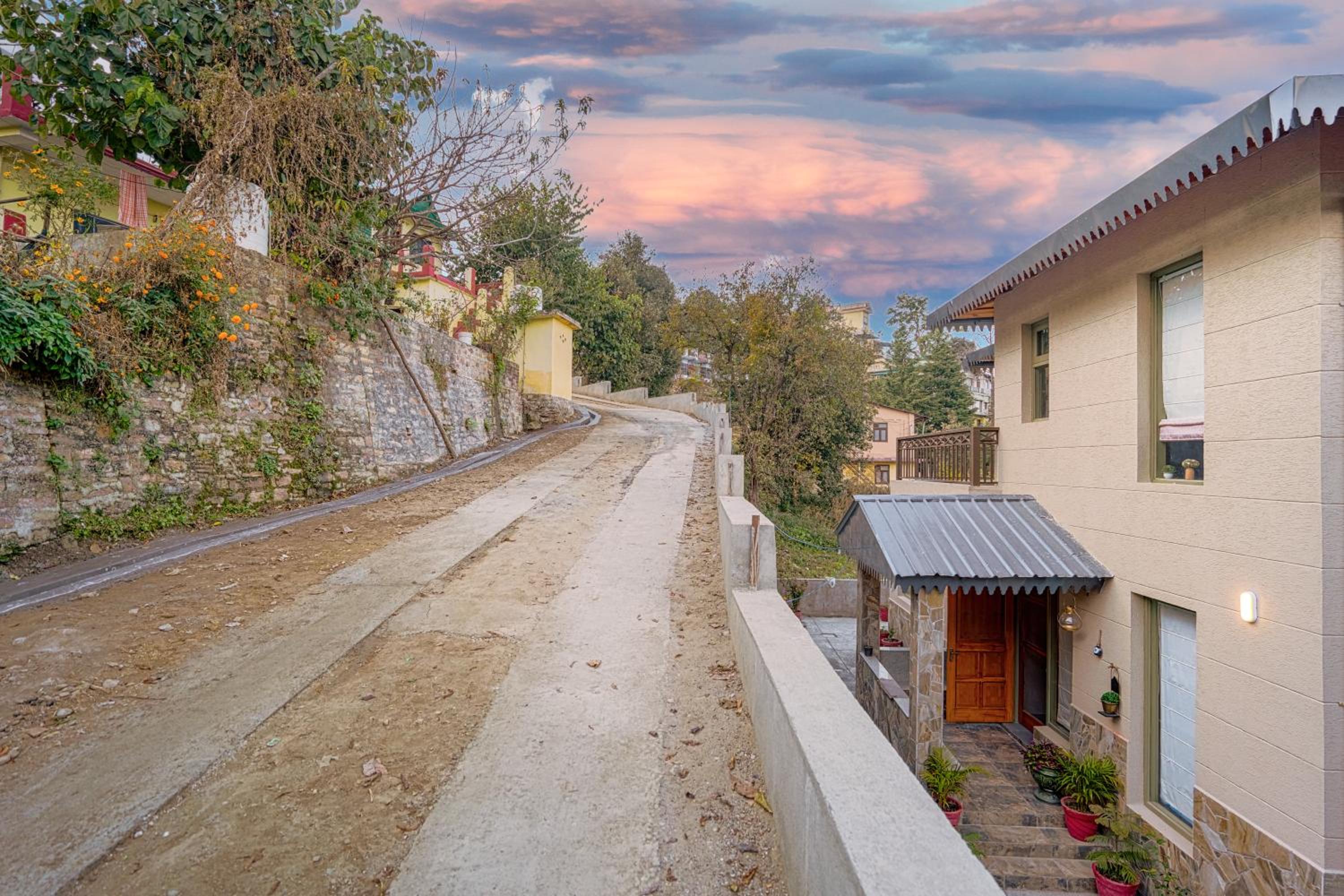 SaffronStays Edelweiss Bluebell House - 3BR English home with Himalayan peak views, bonfire & reading nook