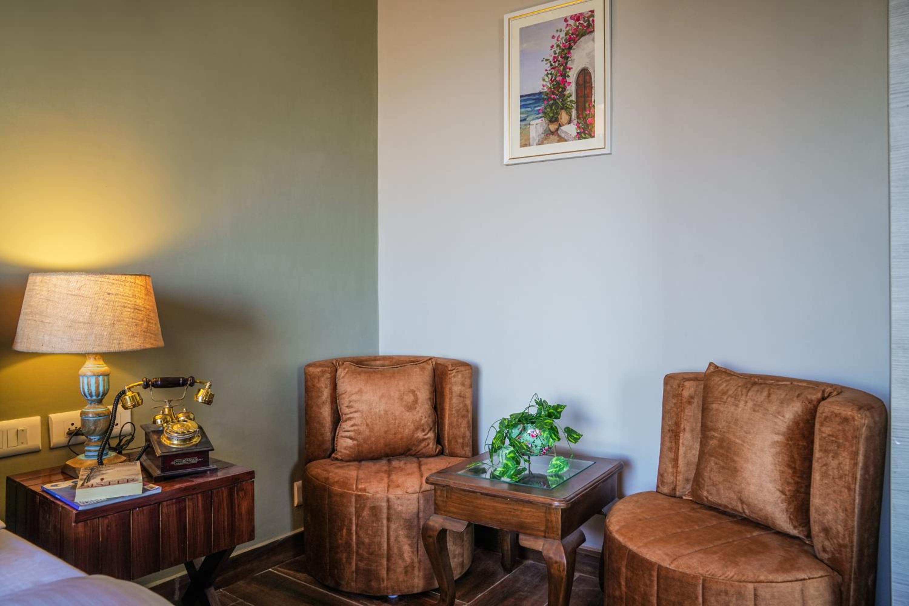 SaffronStays Edelweiss Bluebell House - 3BR English home with Himalayan peak views, bonfire & reading nook