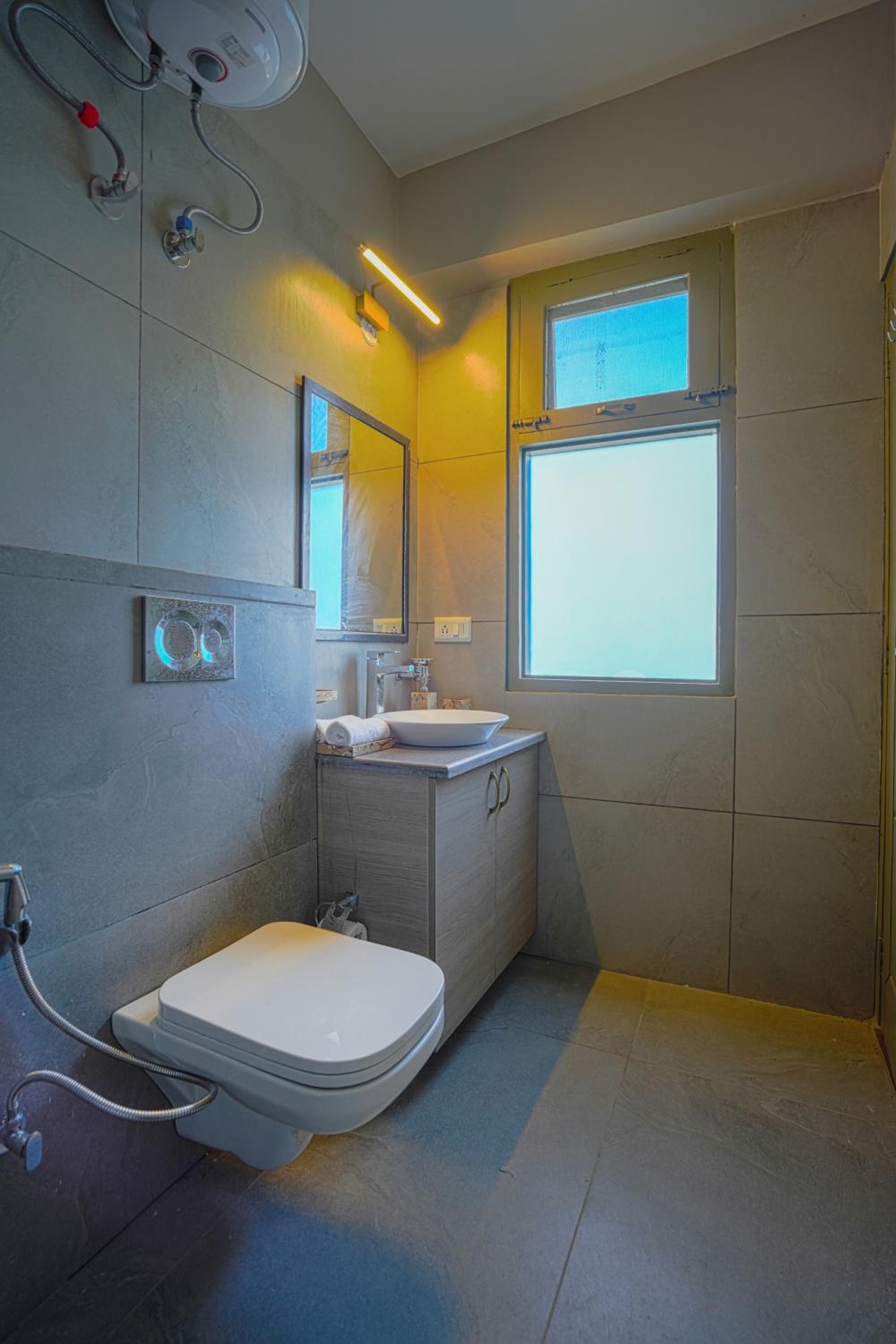 SaffronStays Edelweiss Bluebell House - 3BR English home with Himalayan peak views, bonfire & reading nook