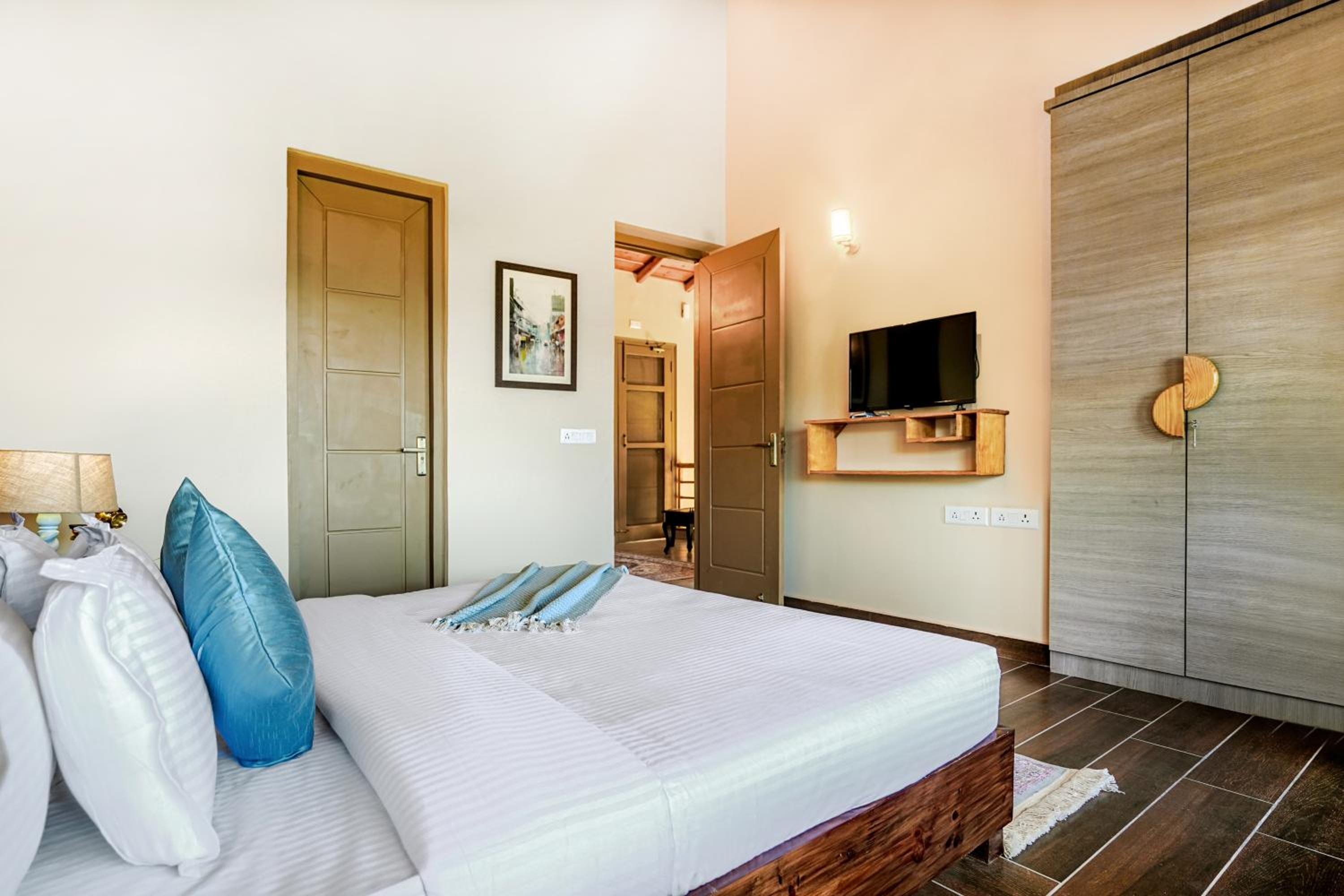 SaffronStays Edelweiss Bluebell House - 3BR English home with Himalayan peak views, bonfire & reading nook