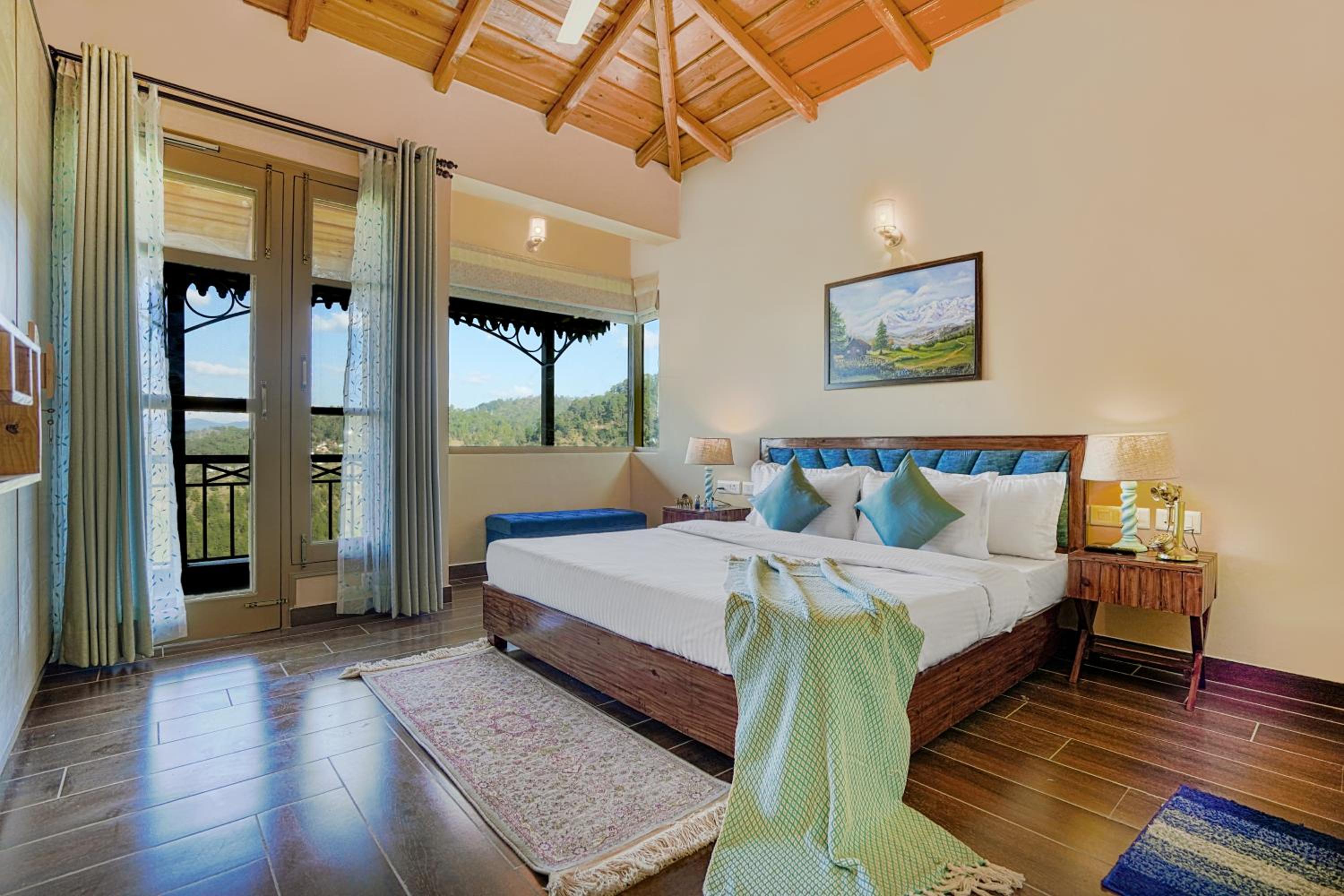 SaffronStays Edelweiss Bluebell House - 3BR English home with Himalayan peak views, bonfire & reading nook