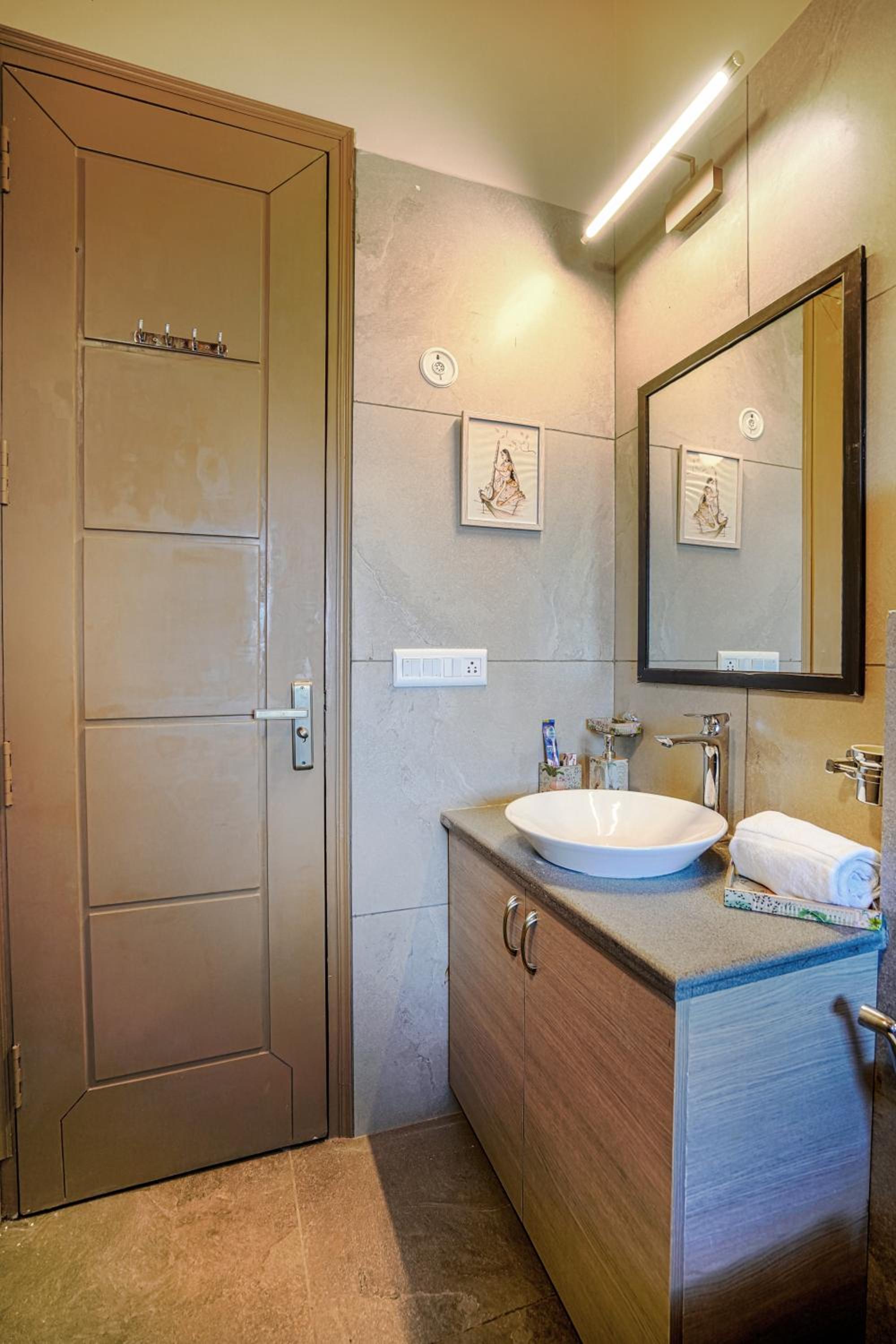 SaffronStays Edelweiss Bluebell House - 3BR English home with Himalayan peak views, bonfire & reading nook