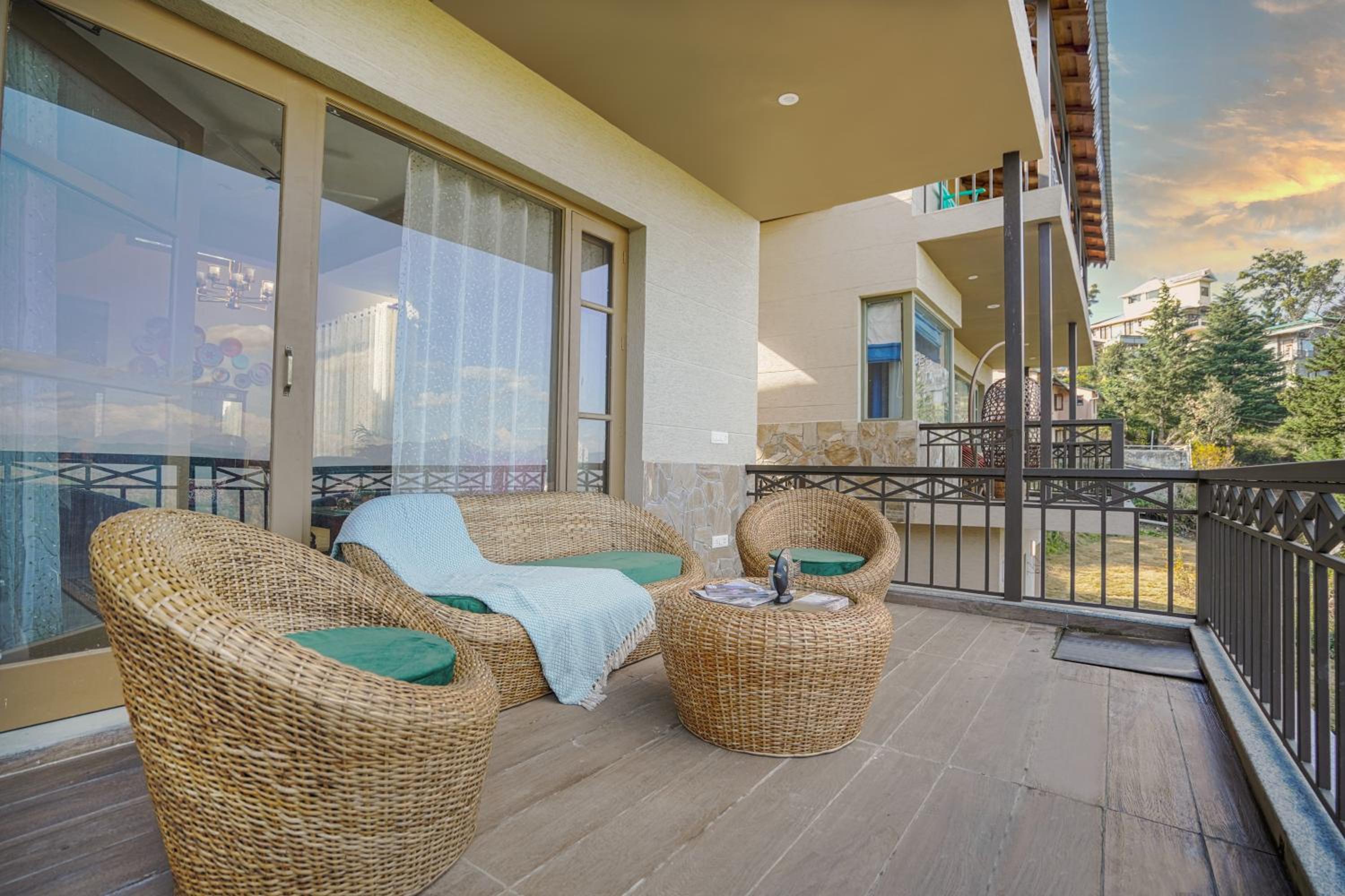 SaffronStays Edelweiss Bluebell House - 3BR English home with Himalayan peak views, bonfire & reading nook