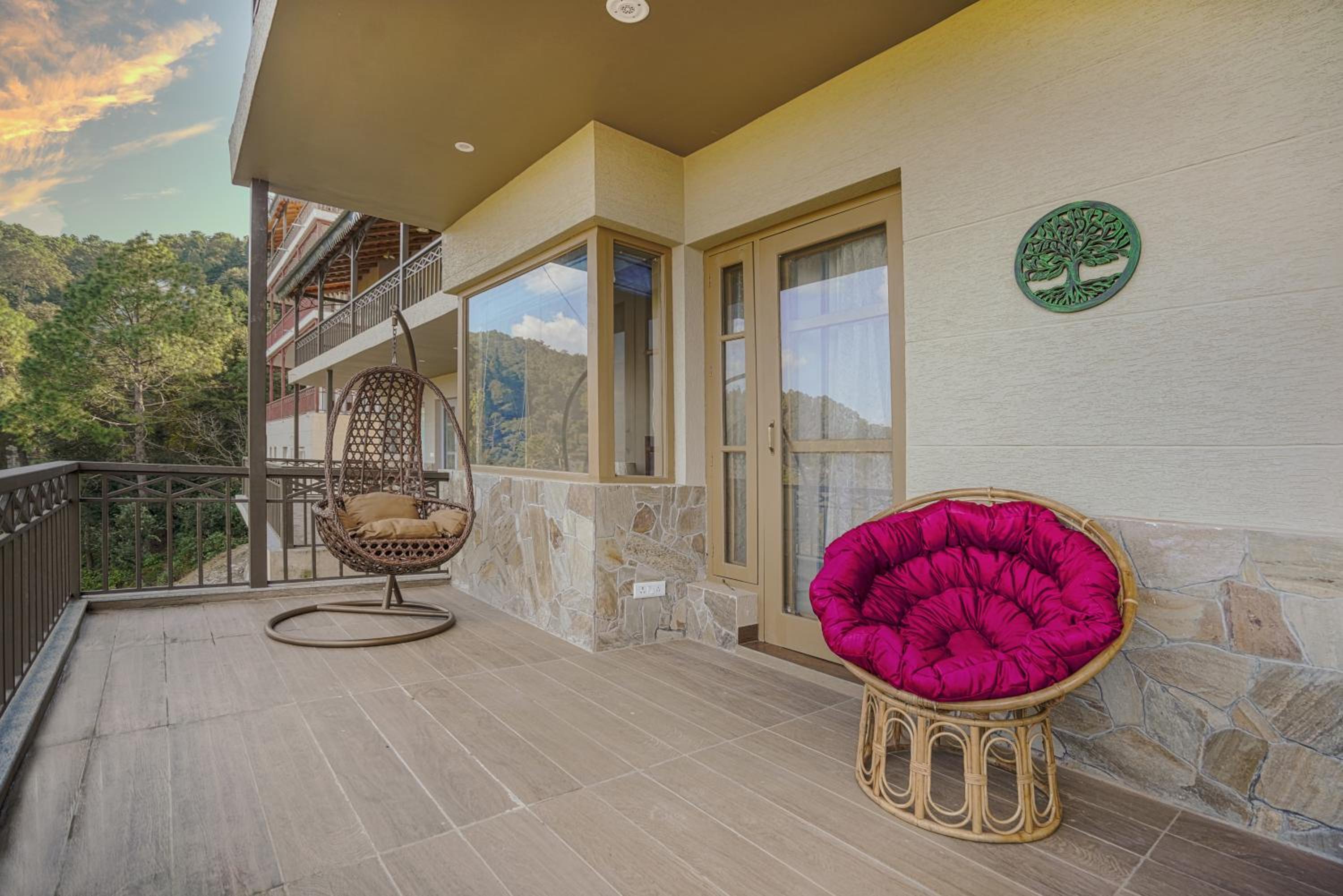 SaffronStays Edelweiss Bluebell House - 3BR English home with Himalayan peak views, bonfire & reading nook
