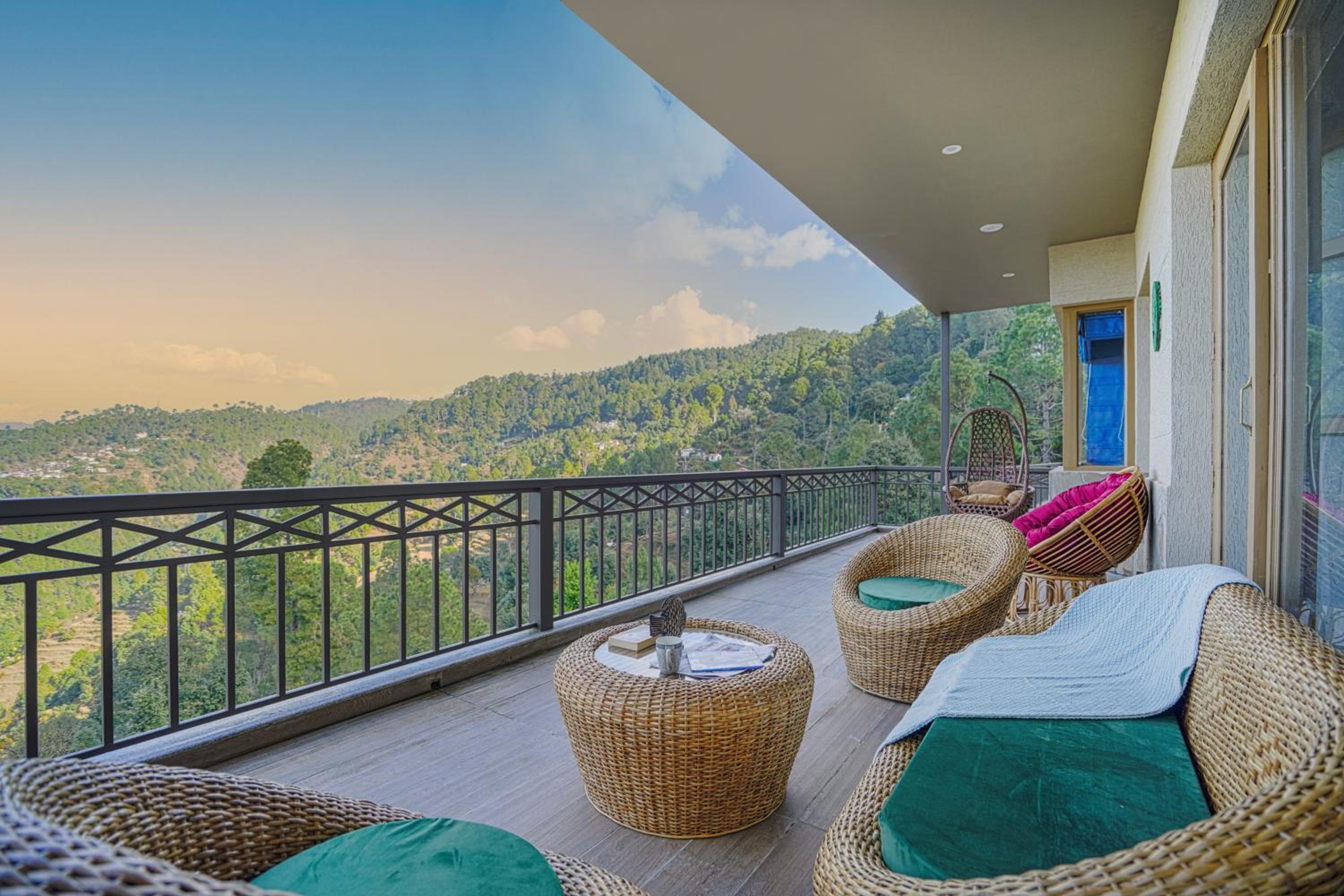 SaffronStays Edelweiss Bluebell House - 3BR English home with Himalayan peak views, bonfire & reading nook
