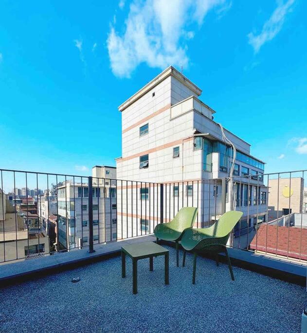 Hongdae 10mins, HapJeong 5mins, AirportBUS 5mins, Largo House SEOUL- Foreigner only view 4
