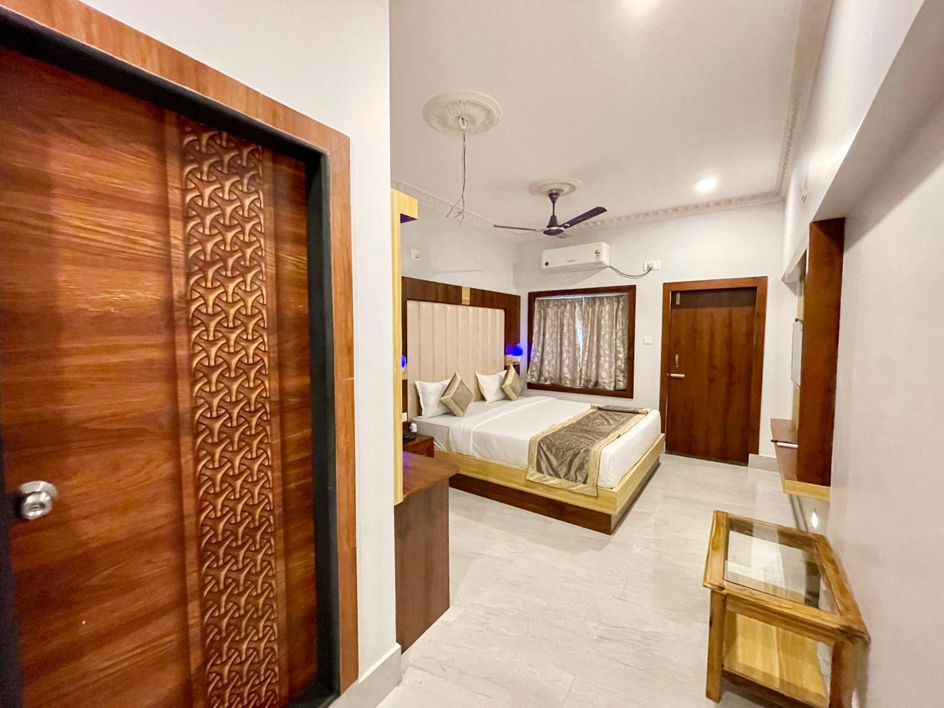 Hotel A One ! Puri, BREAKFAST Included- Swimming-pool, near Sea-beach-and-Temple, fully-Air-Conditioned-hotel with-lift-and-parking-facility - ᴾʳᵉᵐⁱᵘᵐ ᴴᵒᵗᵉ view 4