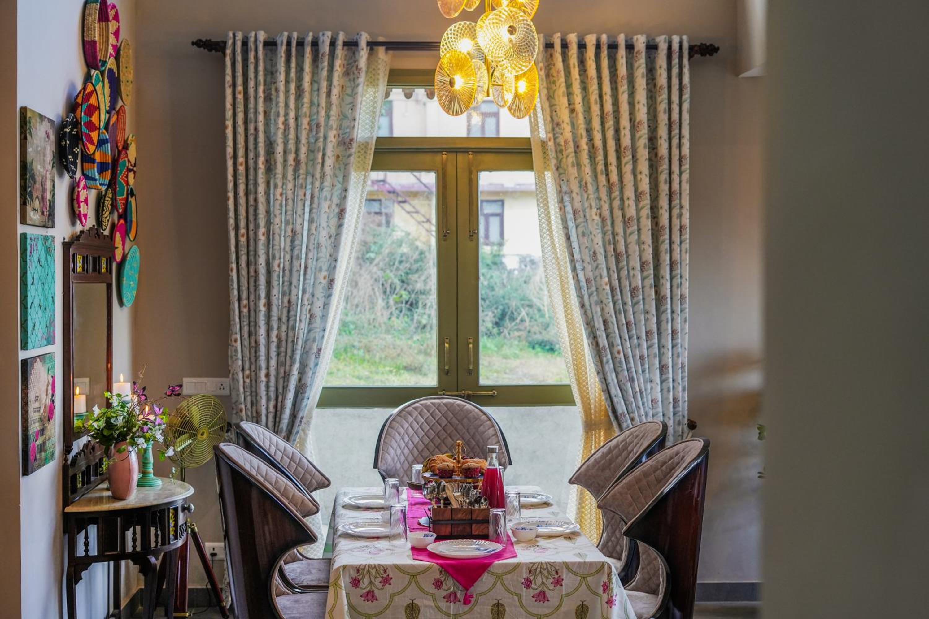SaffronStays Edelweiss Bluebell House - 3BR English home with Himalayan peak views, bonfire & reading nook