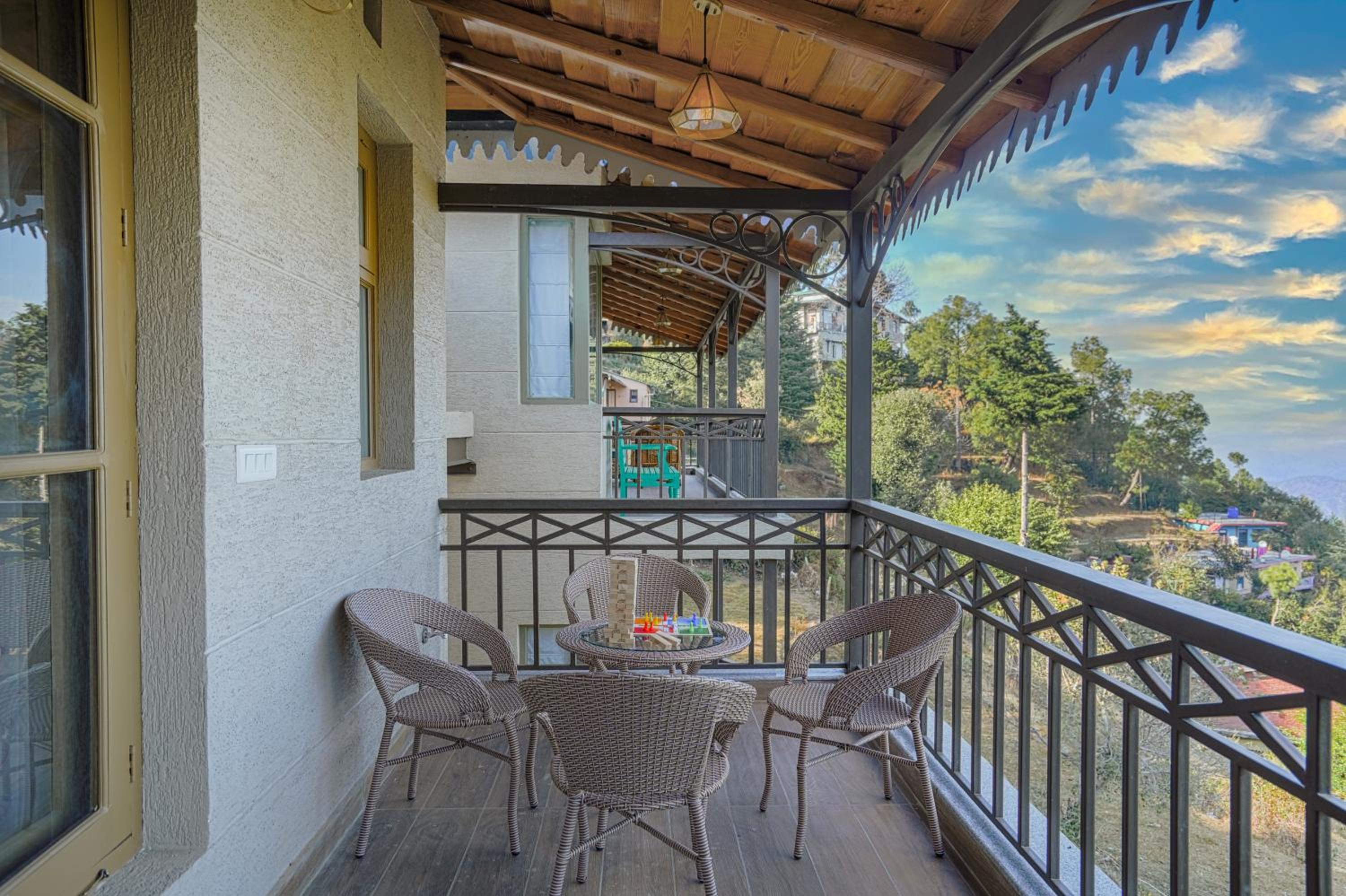 SaffronStays Edelweiss Bluebell House - 3BR English home with Himalayan peak views, bonfire & reading nook