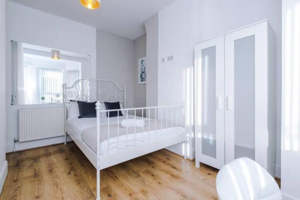Spacious 4-Bed House Manchester view 2