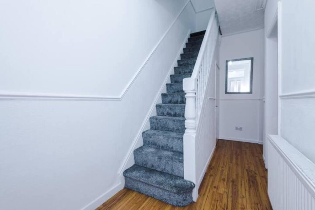Spacious 4-Bed House Manchester view 3