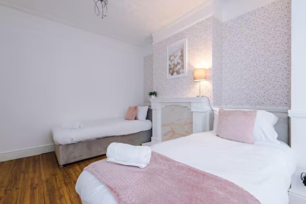 Spacious 4-Bed House Manchester view 4
