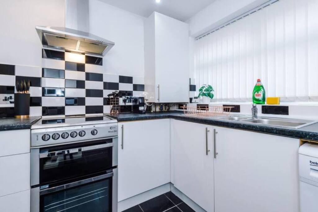 Spacious 4-Bed House Manchester view 5
