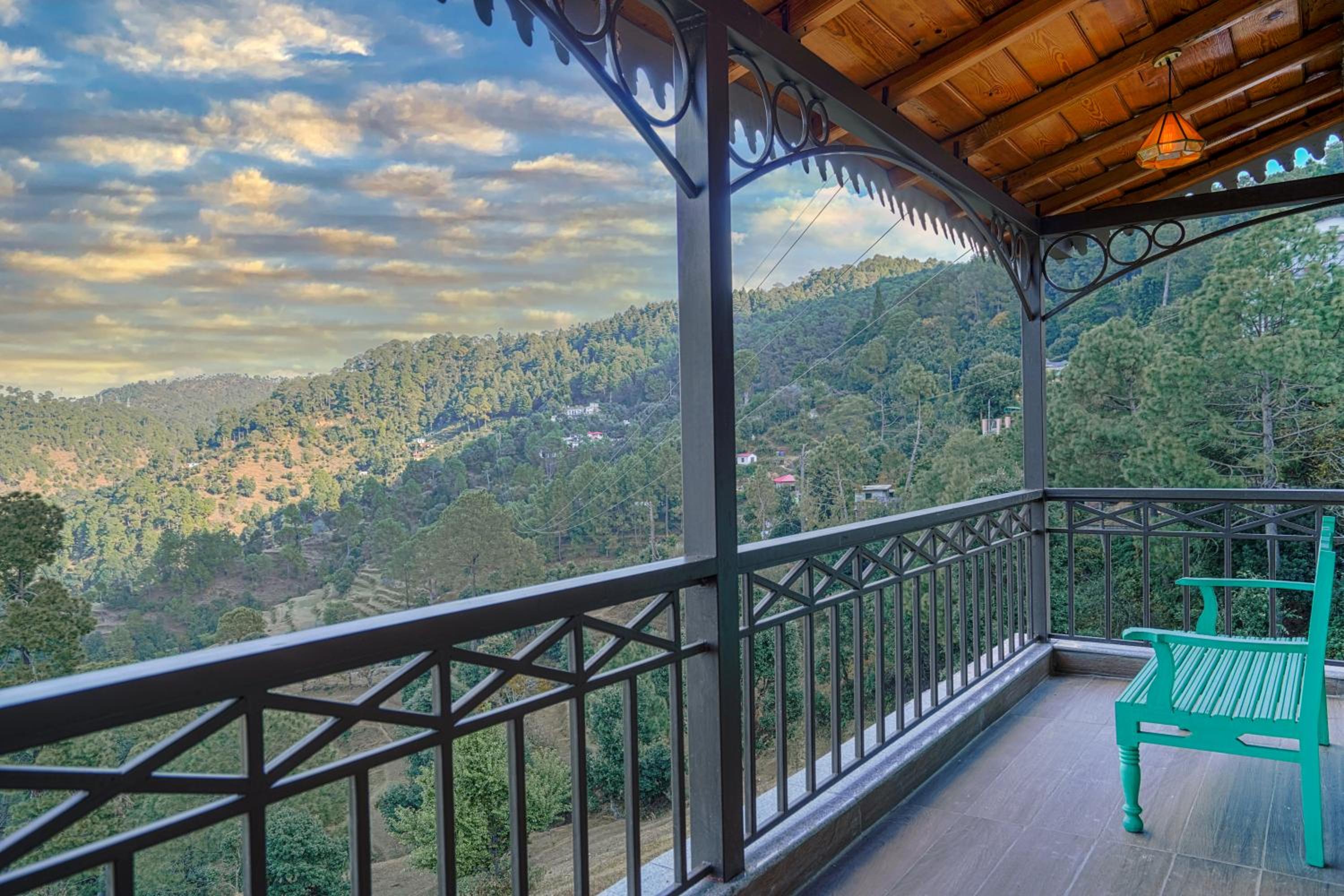 SaffronStays Edelweiss Bluebell House - 3BR English home with Himalayan peak views, bonfire & reading nook