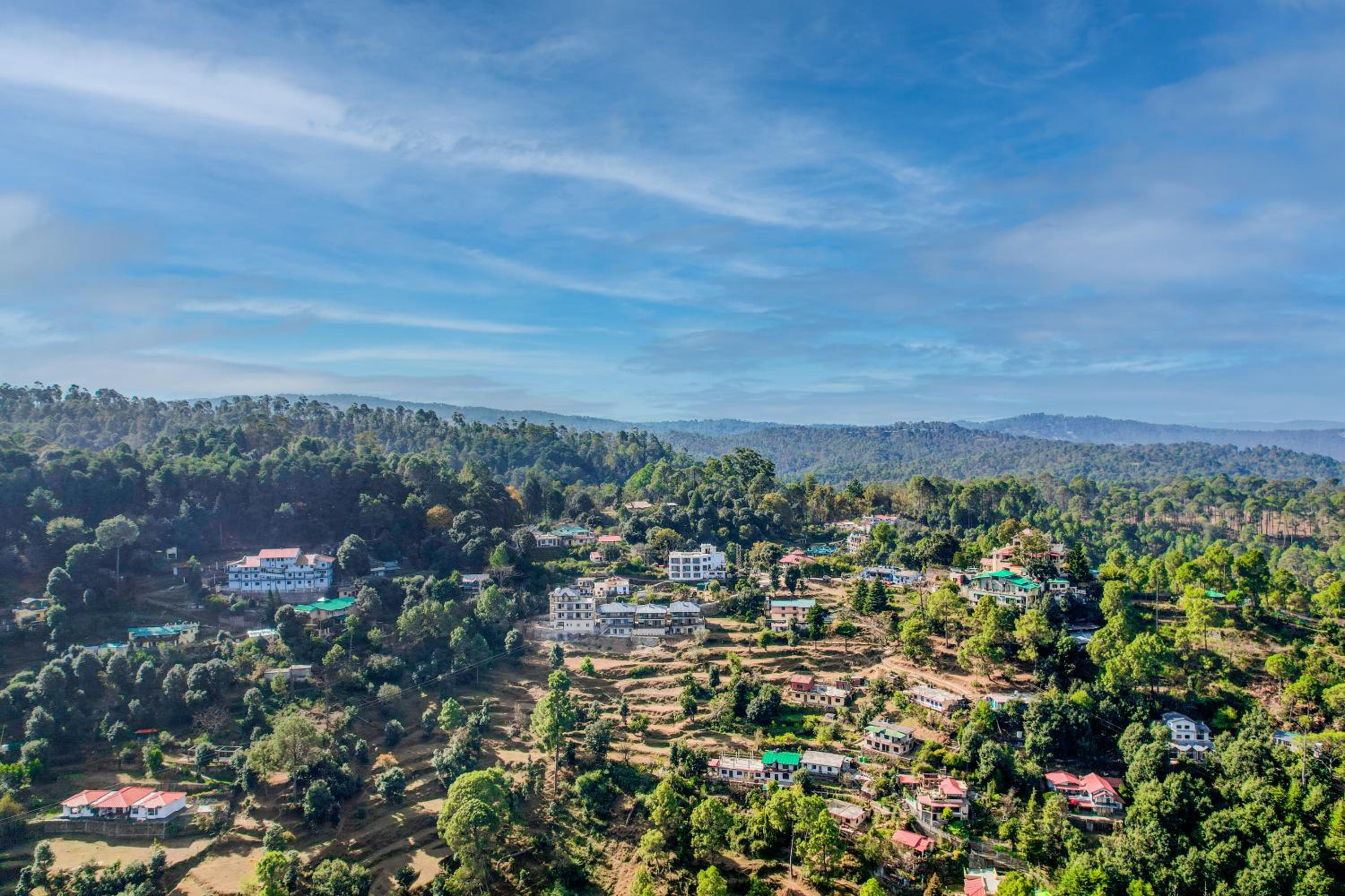 SaffronStays Edelweiss Bluebell House - 3BR English home with Himalayan peak views, bonfire & reading nook