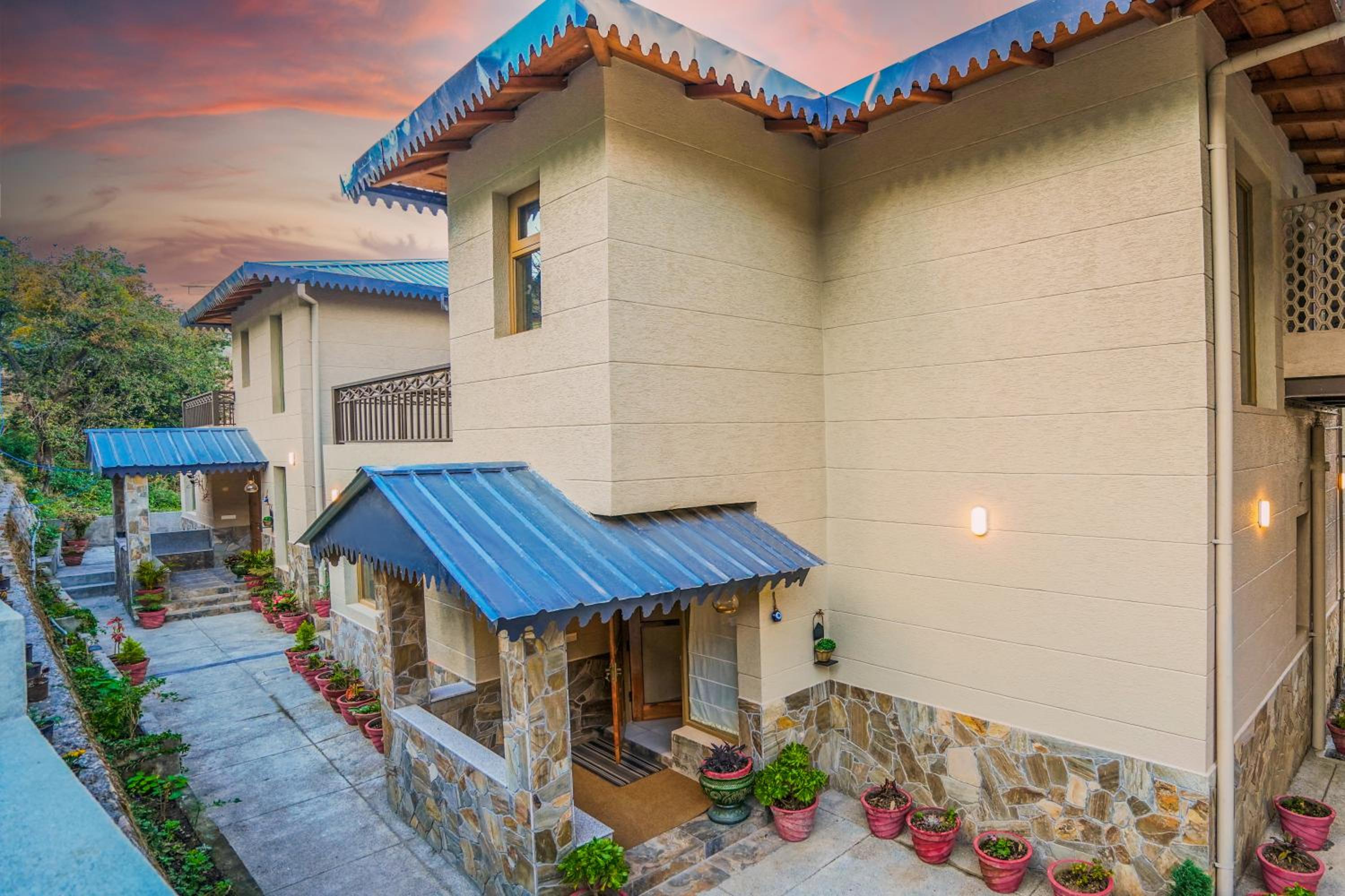 SaffronStays Edelweiss Bluebell House - 3BR English home with Himalayan peak views, bonfire & reading nook