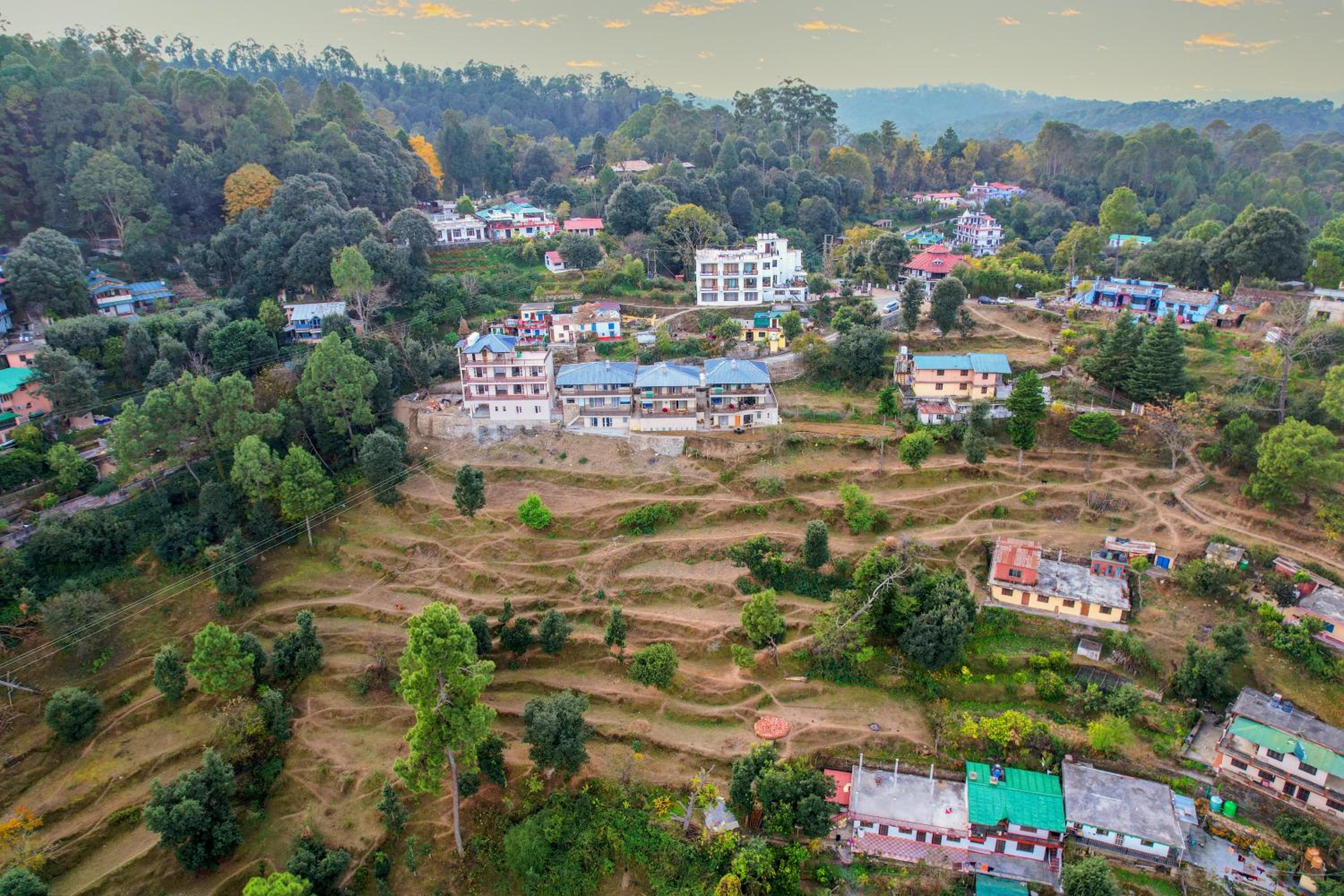 SaffronStays Edelweiss Bluebell House - 3BR English home with Himalayan peak views, bonfire & reading nook