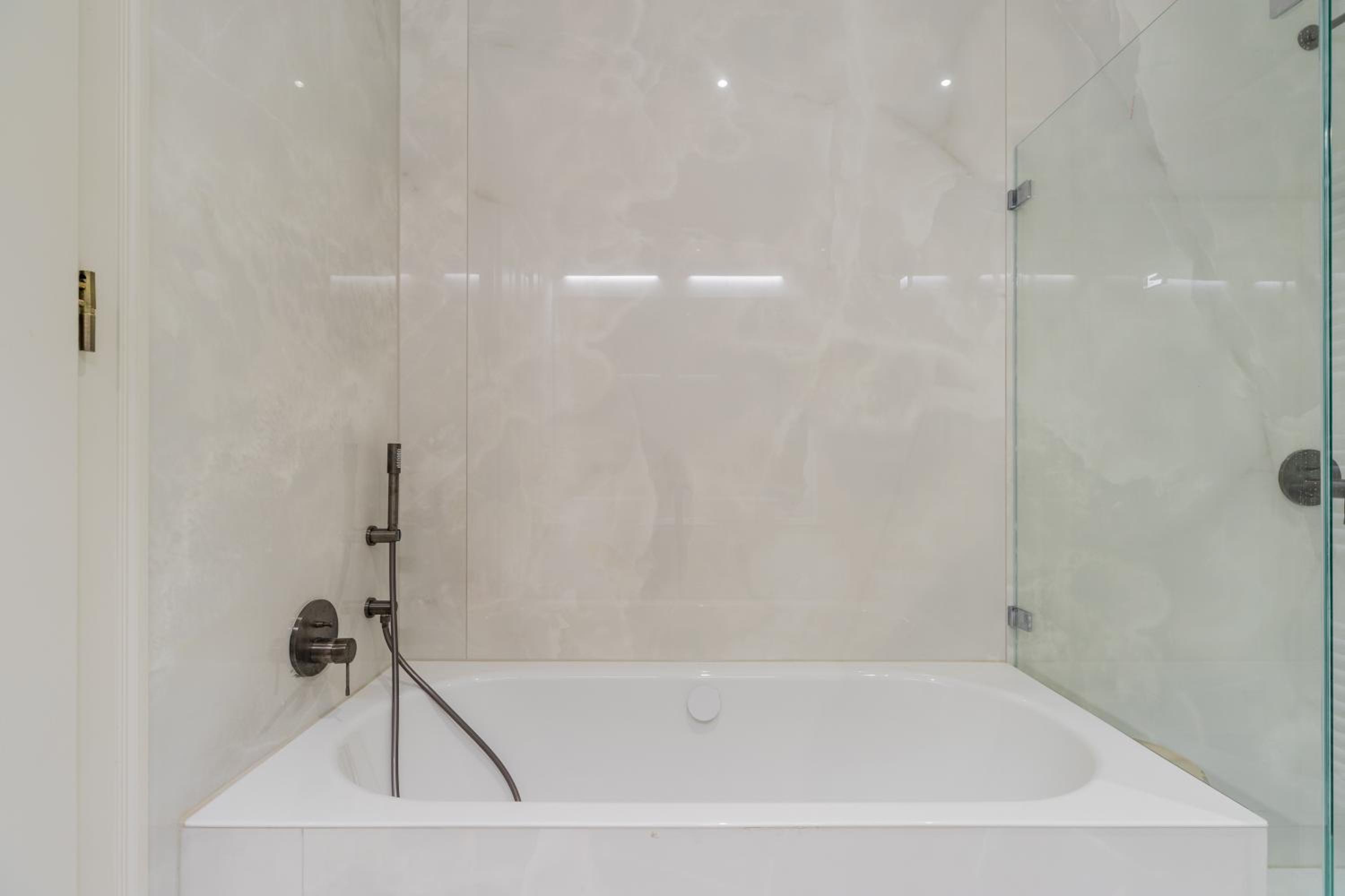Spacious Apartments In Mitte- Feel The Citycenter