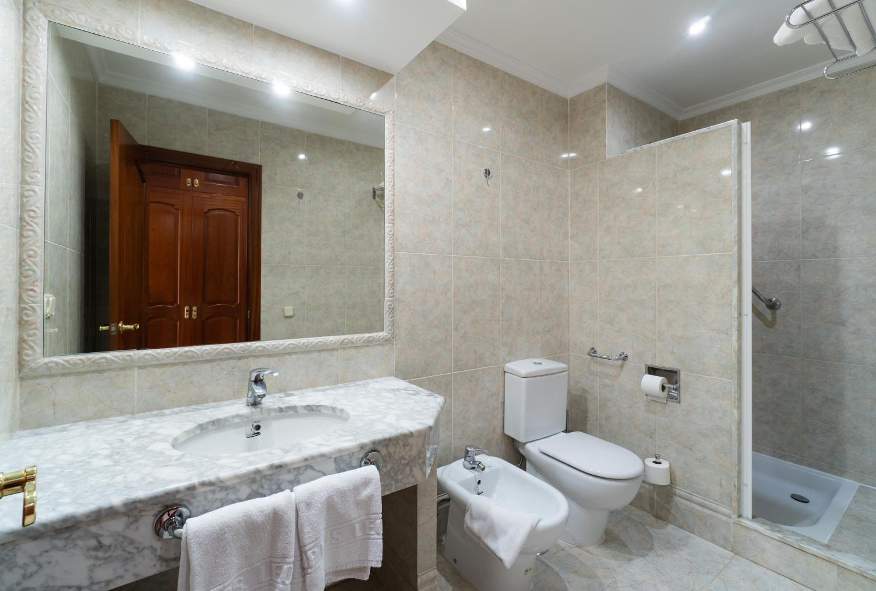 Apartamentos Leonor Carihuela