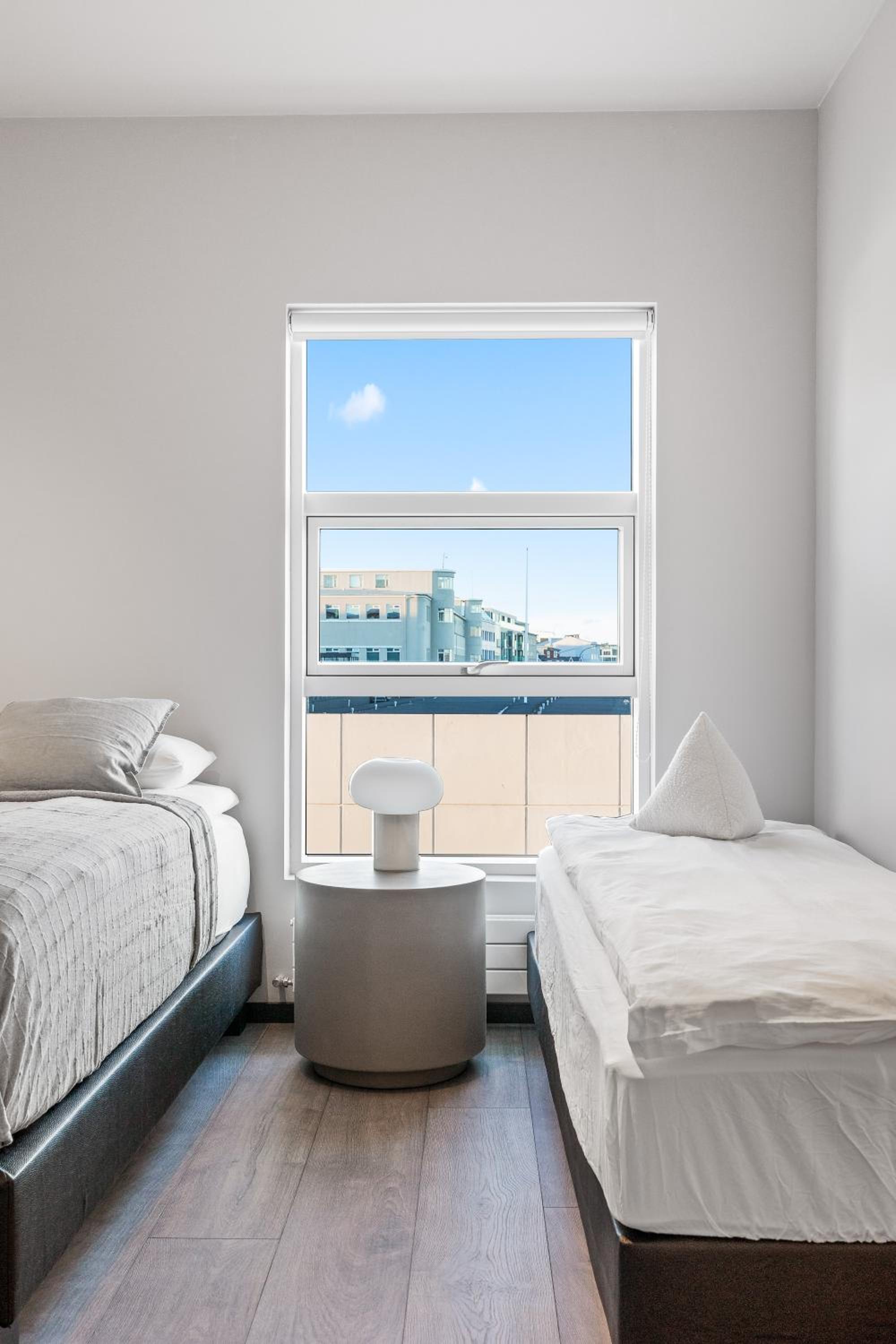 Harbour Lux 3BR & 2BA in the Heart of the City with Free Parking view 4