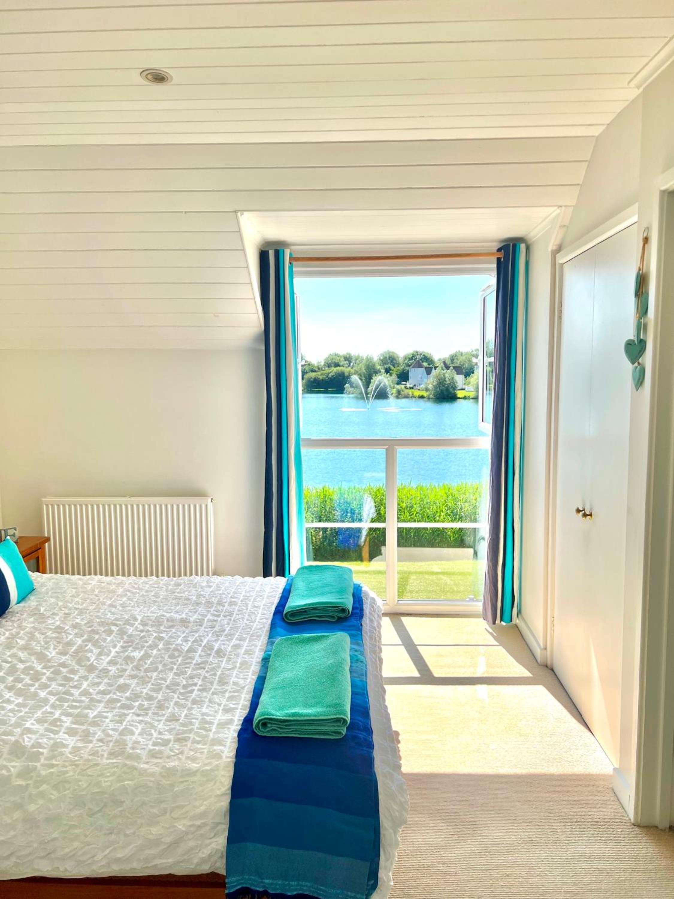 Lakefront Lodge w SUP & Fishing Access Cotswolds