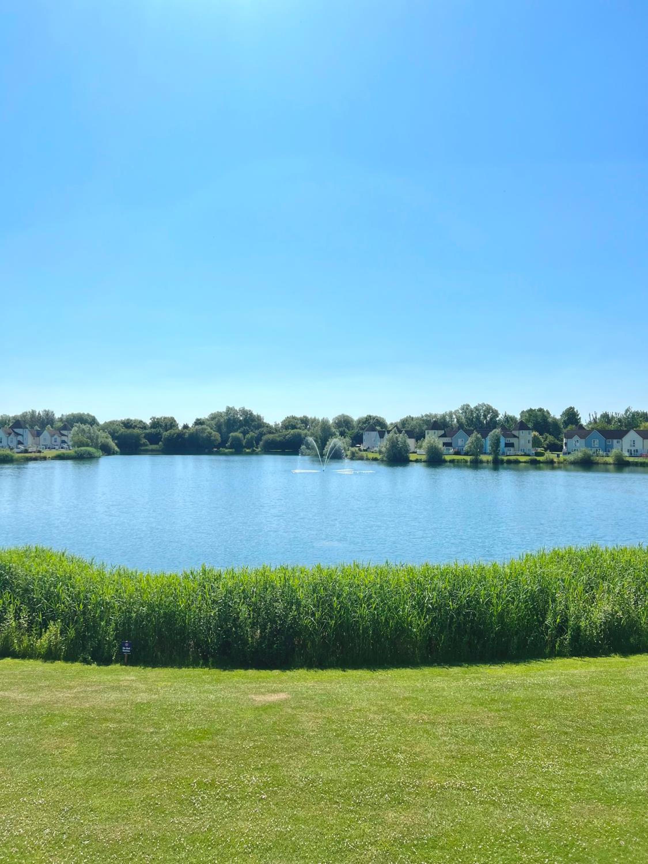 Lakefront Lodge w SUP & Fishing Access Cotswolds