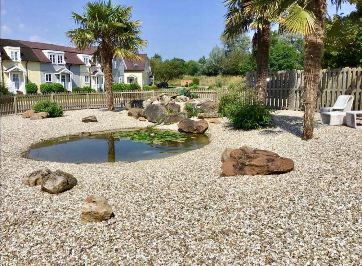 Lakefront Lodge w SUP & Fishing Access Cotswolds