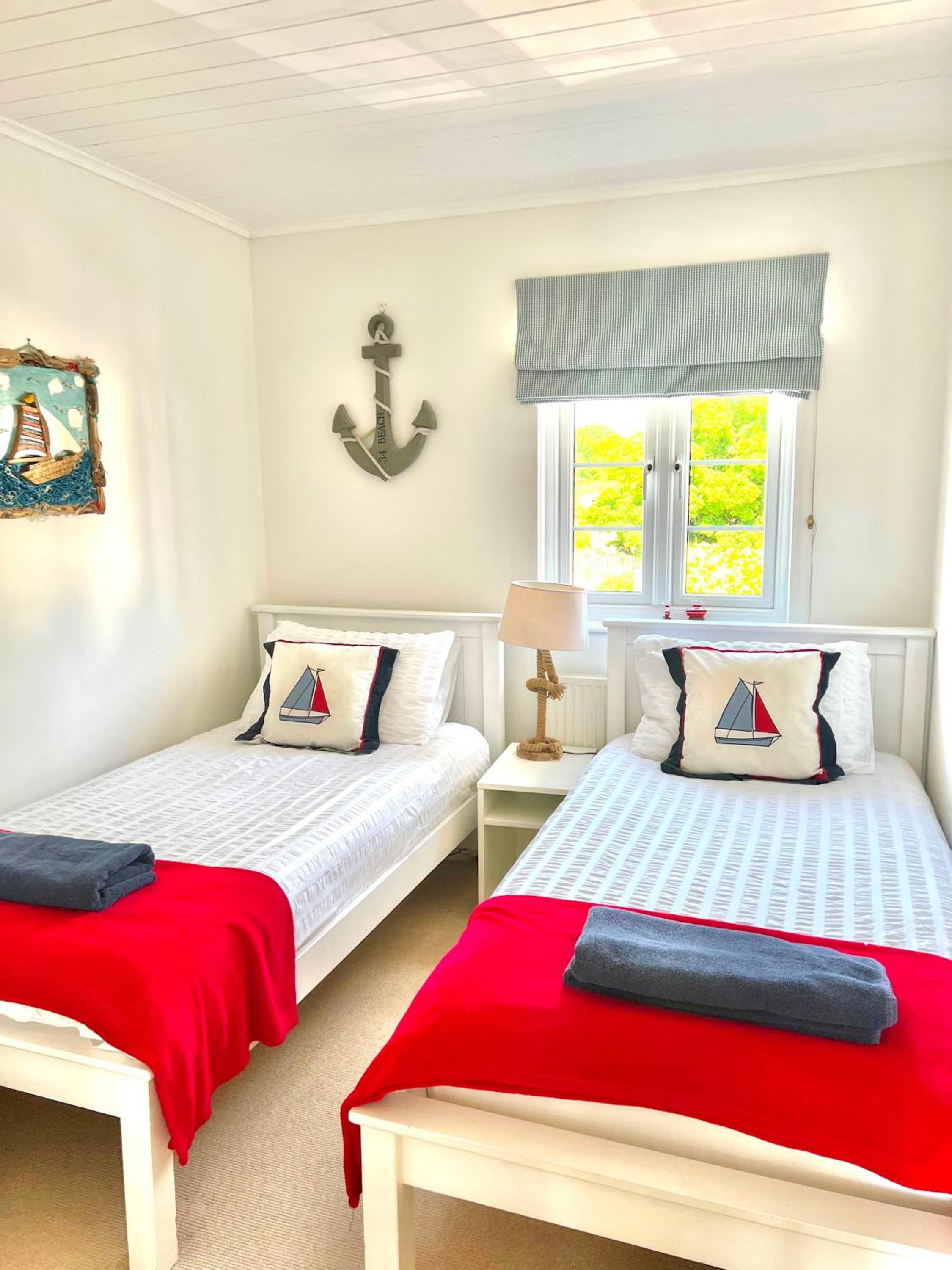 Lakefront Lodge w SUP & Fishing Access Cotswolds