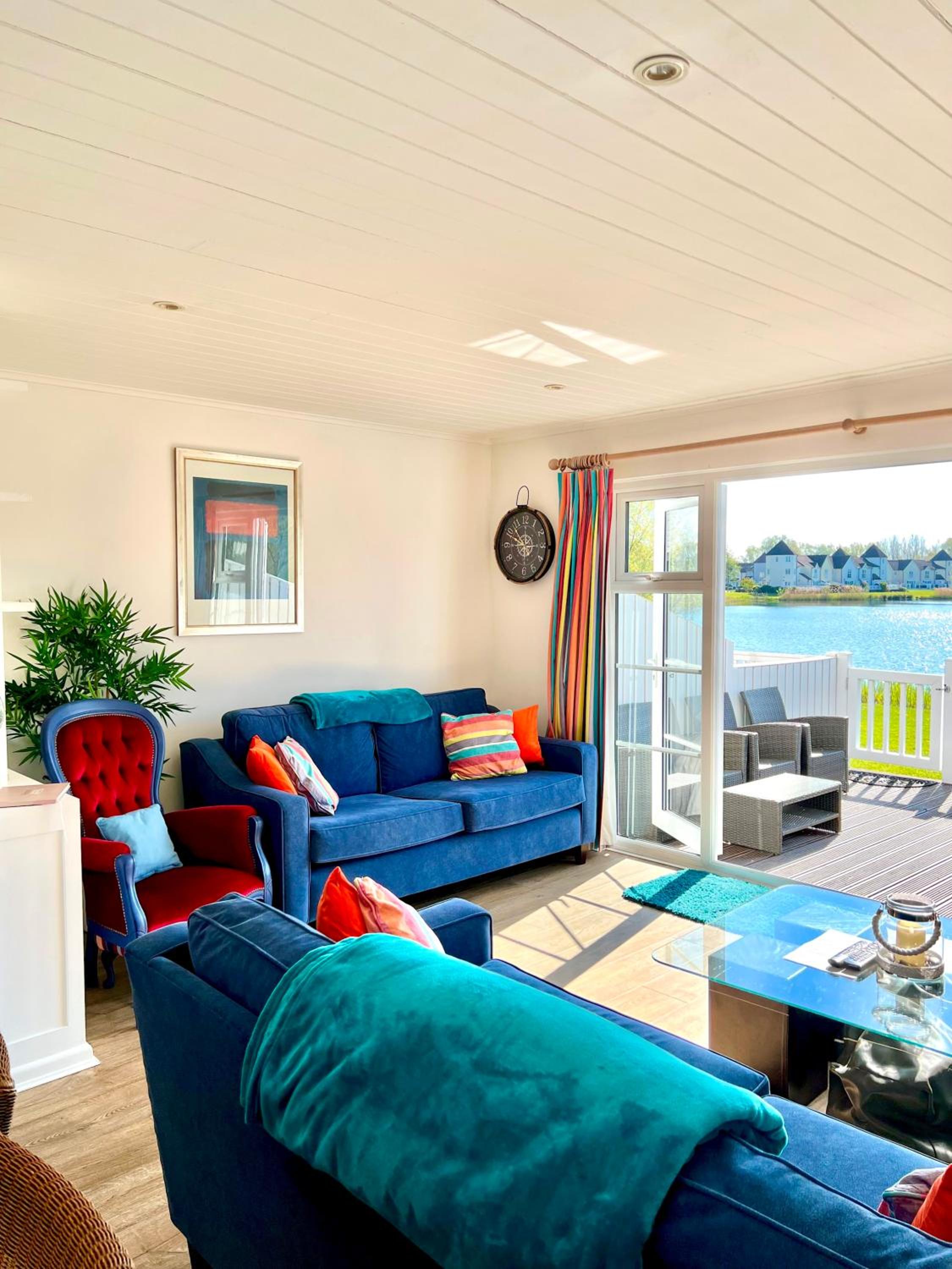Lakefront Lodge w SUP & Fishing Access Cotswolds
