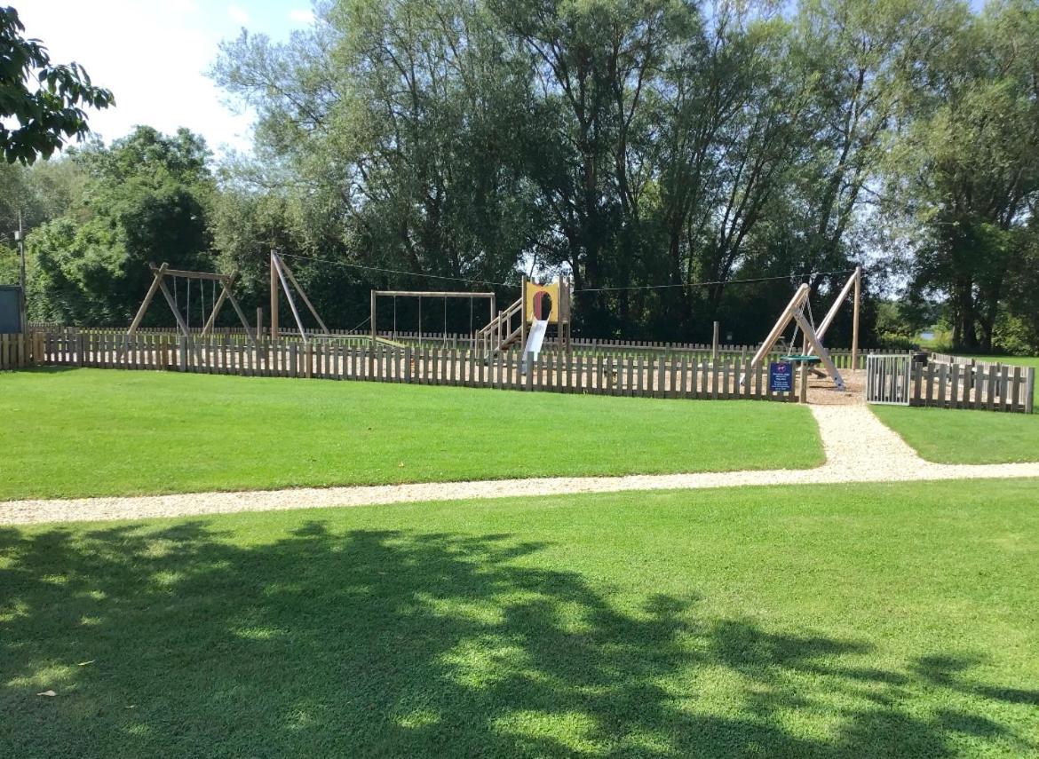 Lakefront Lodge w SUP & Fishing Access Cotswolds