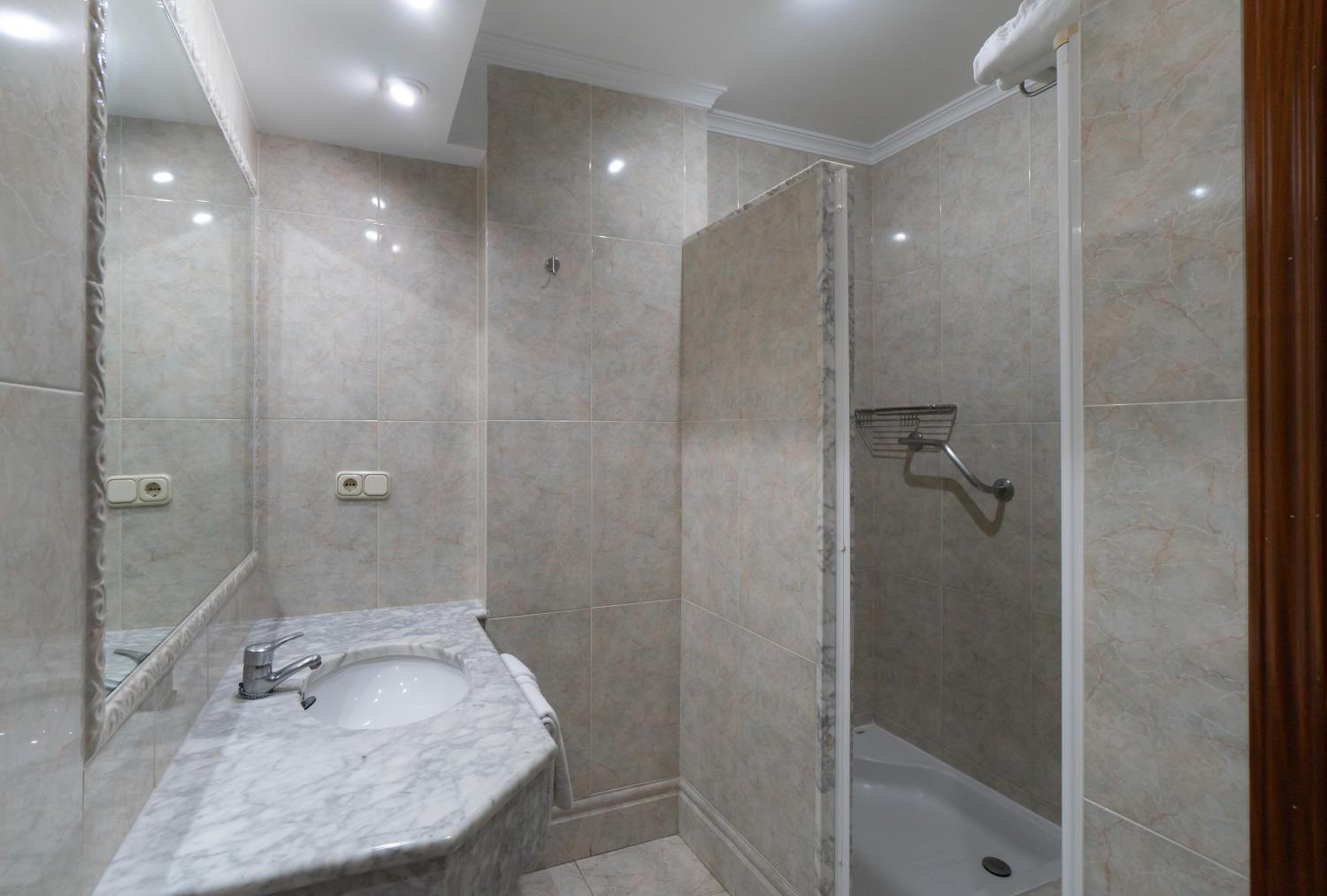 Apartamentos Leonor Carihuela