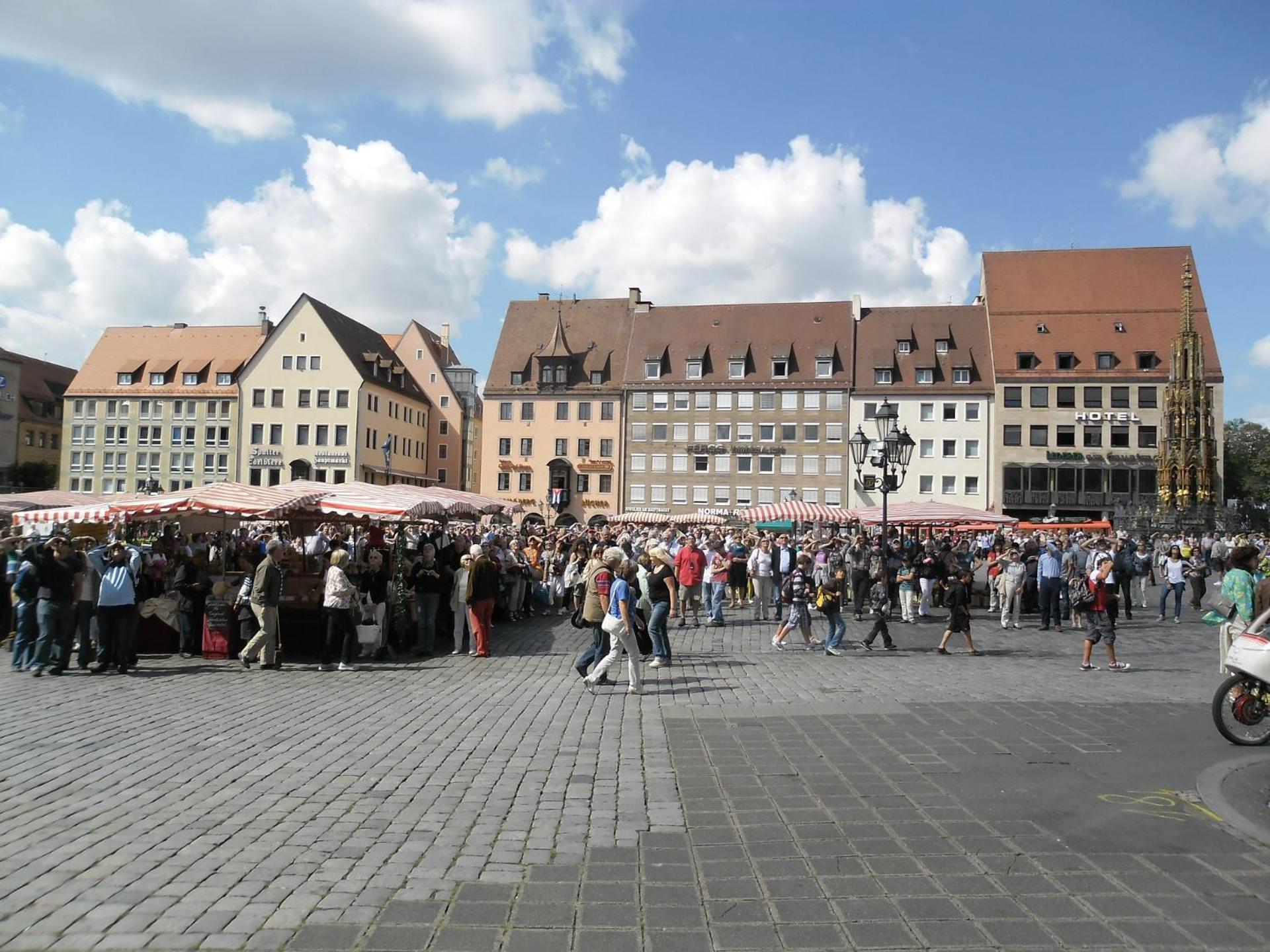 Altstadt - Exklusive 3-Zi-Wohnung für 6 Personen mit 90 qm, großer Dachterrasse, Parkplatz, WLAN