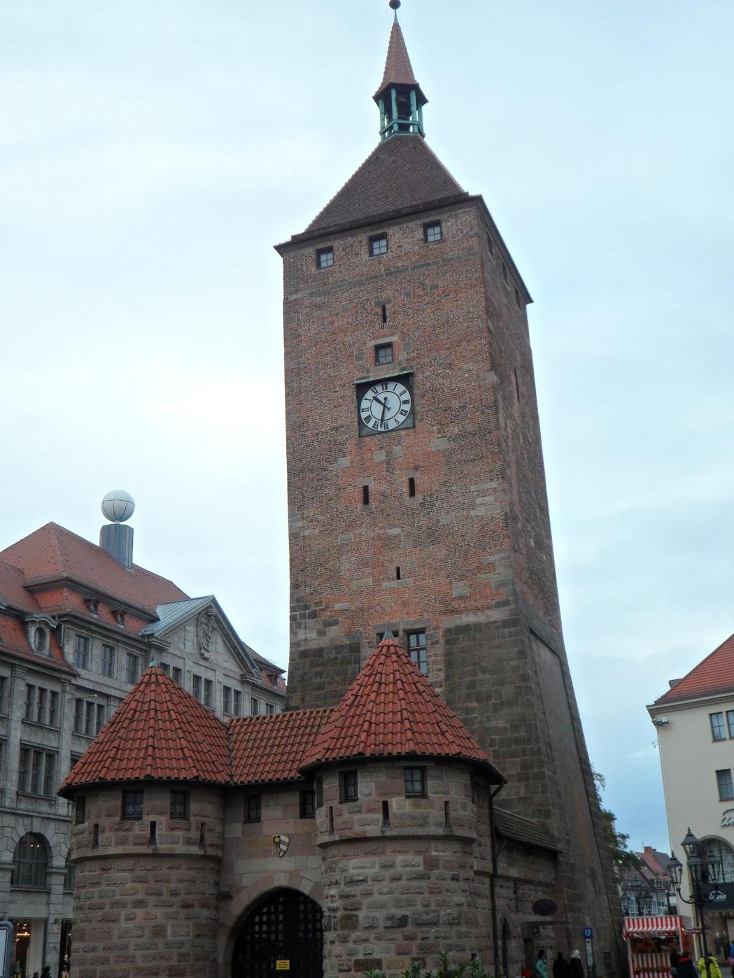 Altstadt - Exklusive 3-Zi-Wohnung für 6 Personen mit 90 qm, großer Dachterrasse, Parkplatz, WLAN