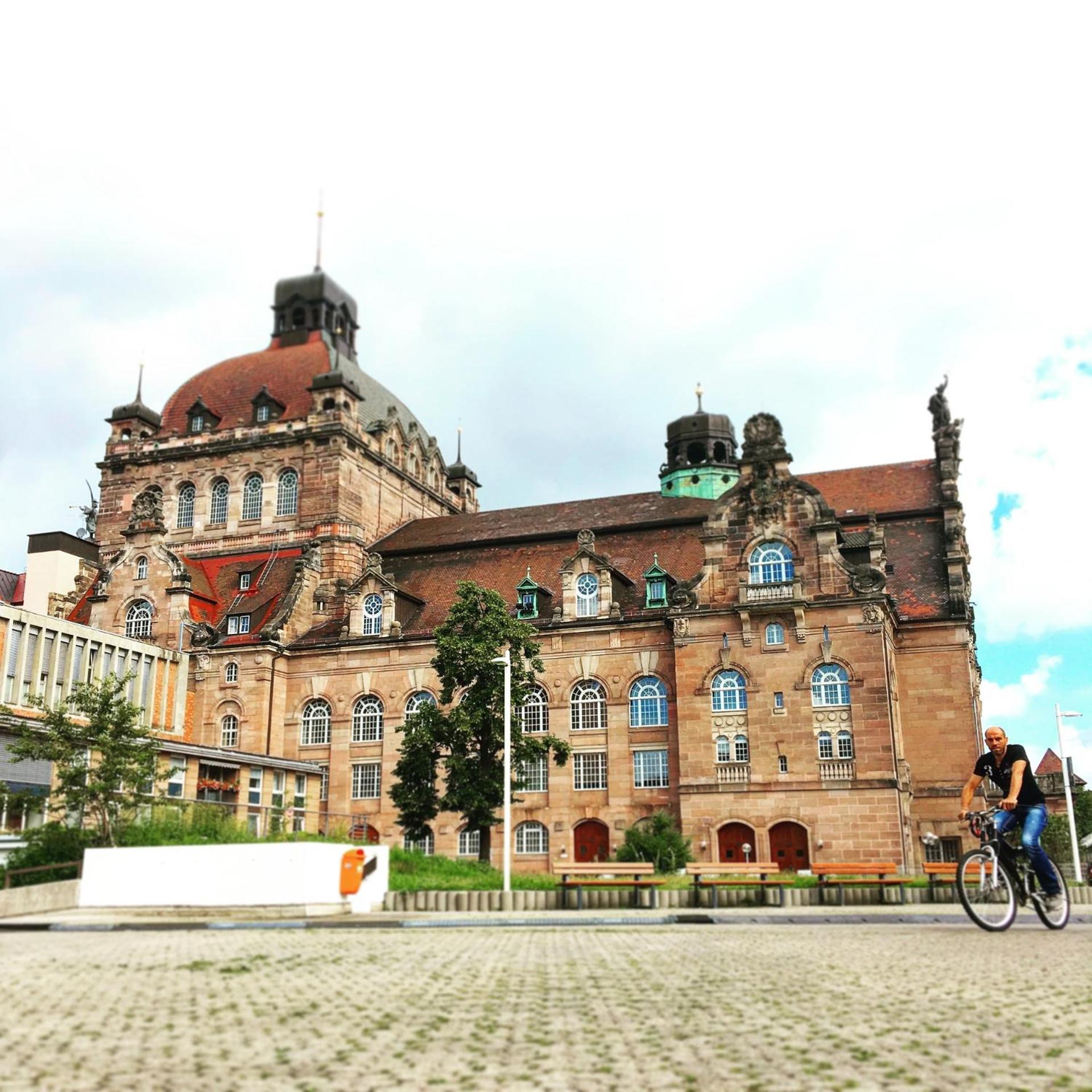 Altstadt - Exklusive 3-Zi-Wohnung für 6 Personen mit 90 qm, großer Dachterrasse, Parkplatz, WLAN