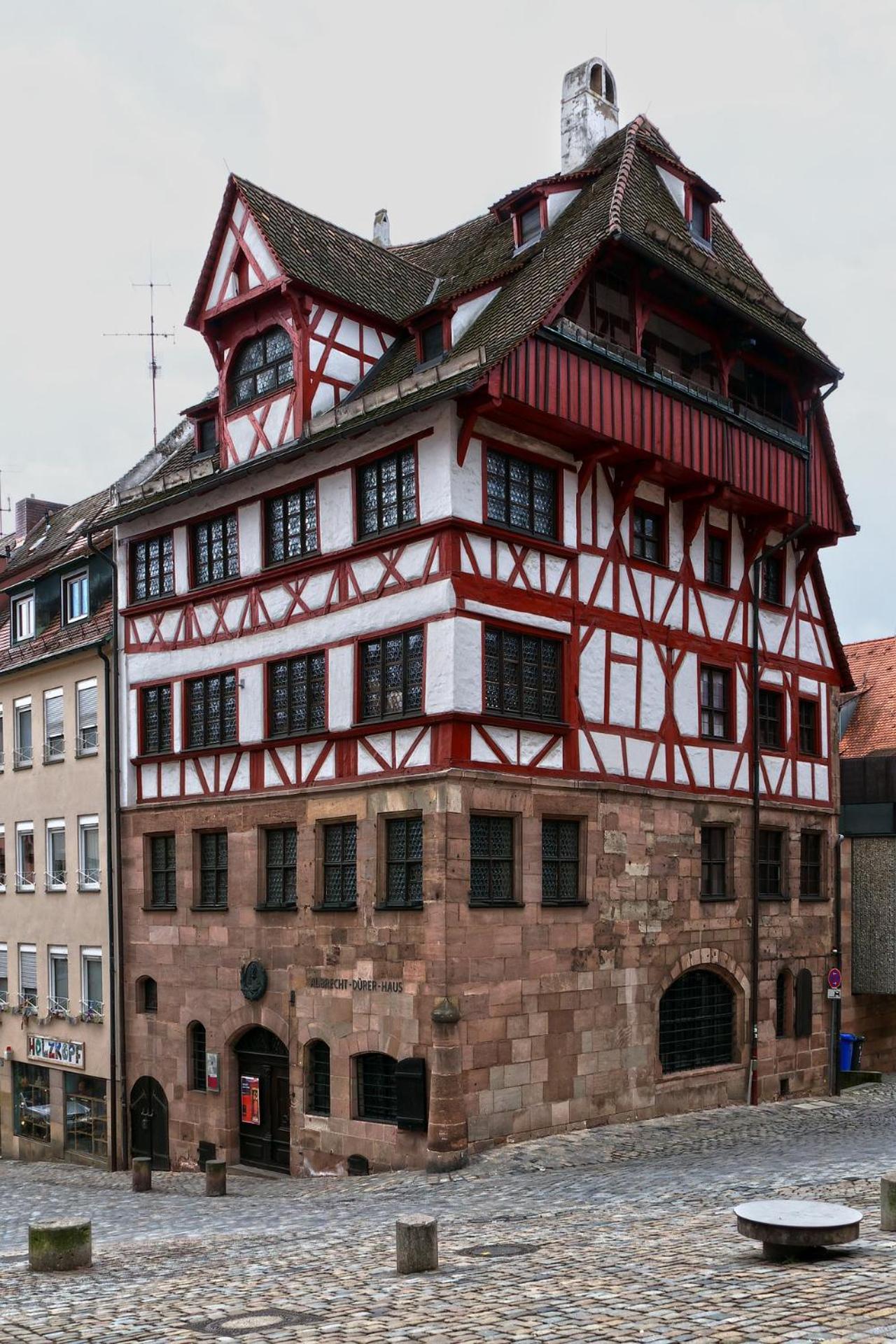 Altstadt - Exklusive 3-Zi-Wohnung für 6 Personen mit 90 qm, großer Dachterrasse, Parkplatz, WLAN