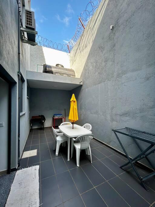 Modern Apartment in Praia Baixo - 1 min Walking to Beach