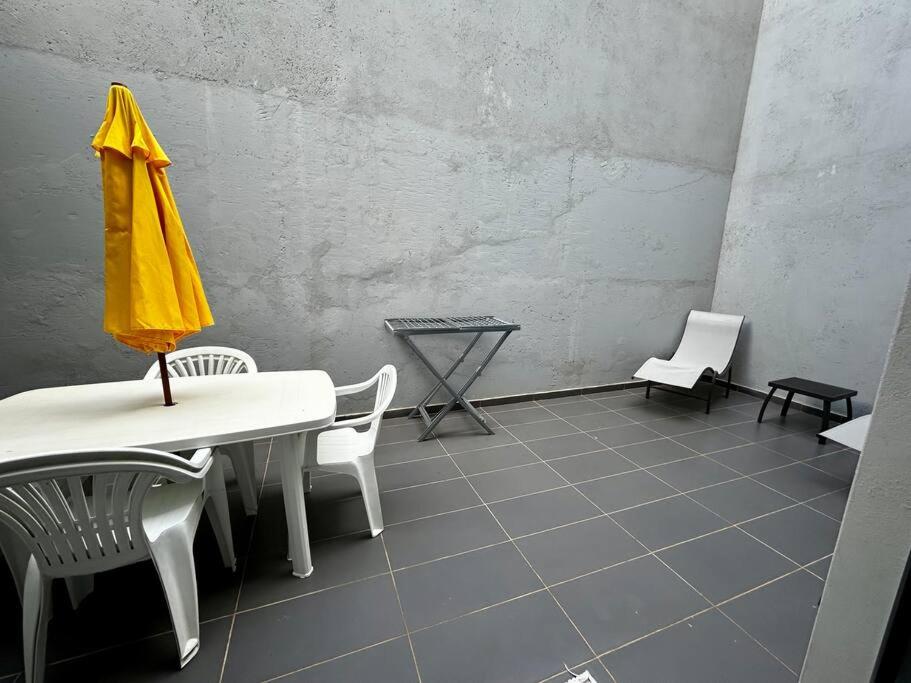 Modern Apartment in Praia Baixo - 1 min Walking to Beach