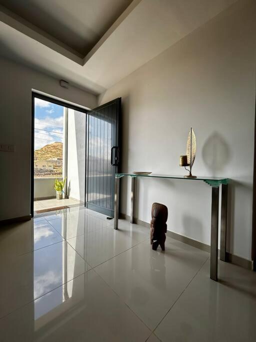 Modern Apartment in Praia Baixo - 1 min Walking to Beach