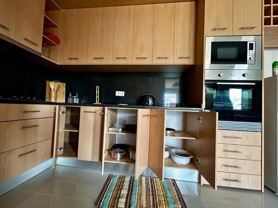 Modern Apartment in Praia Baixo - 1 min Walking to Beach