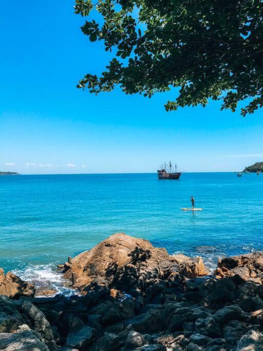 Apto em condomínio no centro de Bombinhas, próximo da praia