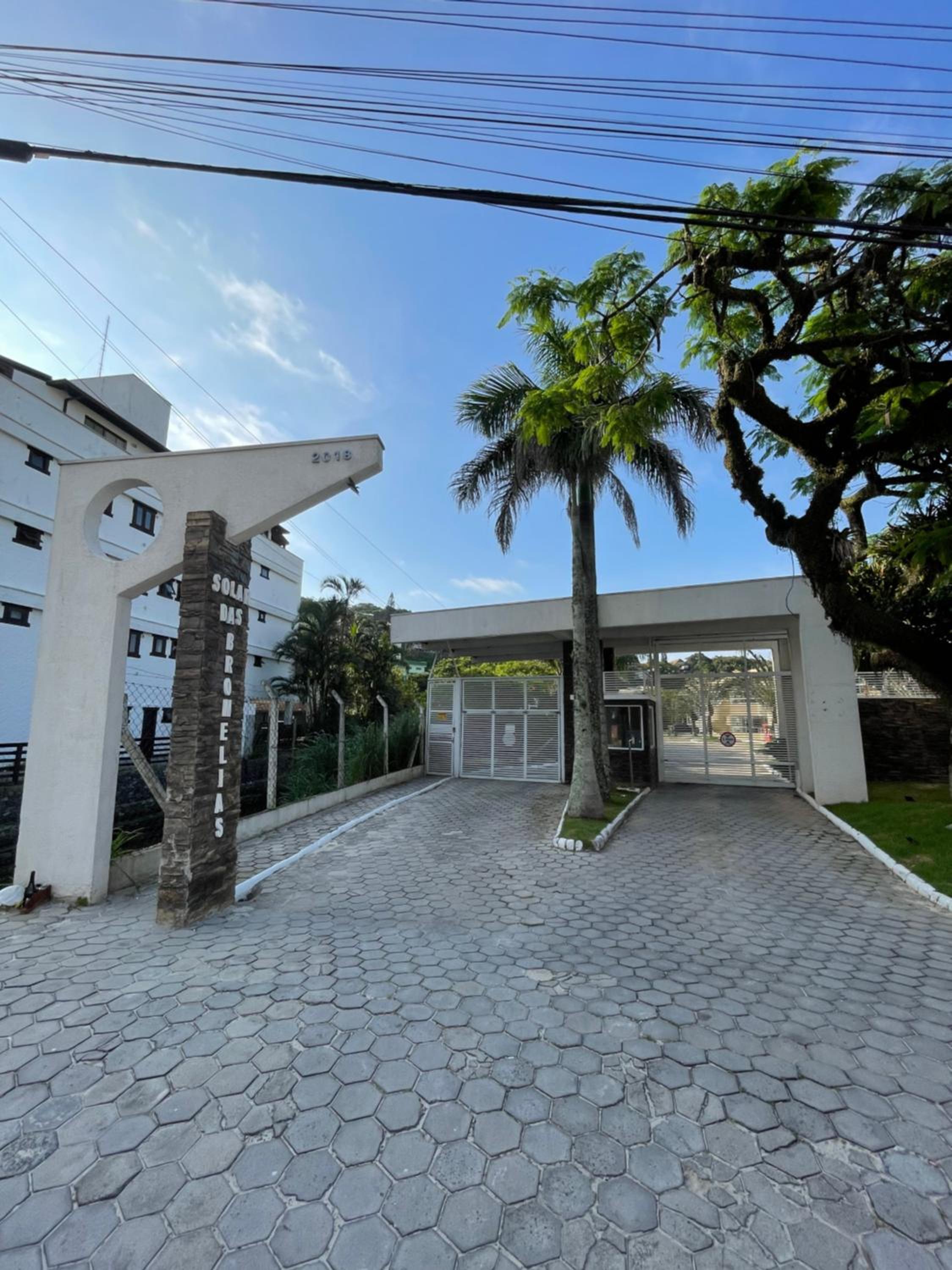Apto em condomínio no centro de Bombinhas, próximo da praia