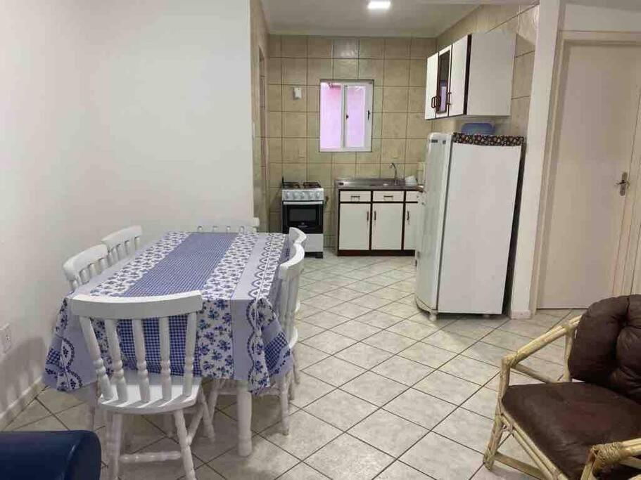 Apto em condomínio no centro de Bombinhas, próximo da praia