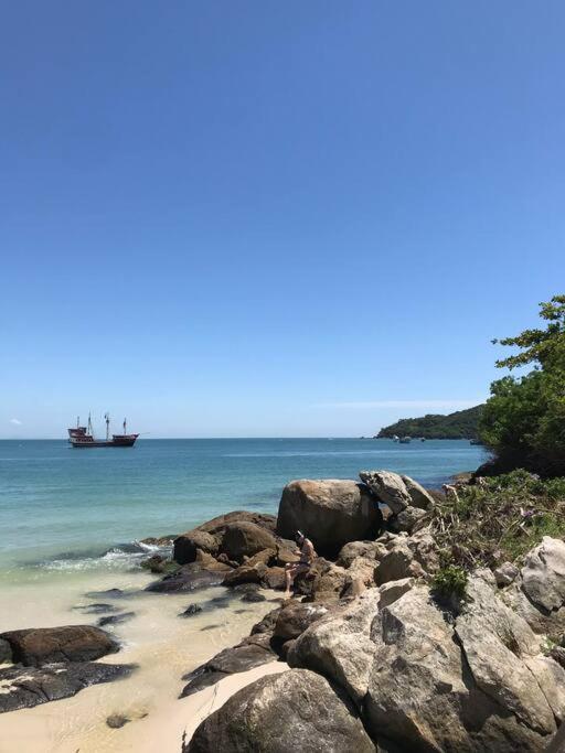 Apto em condomínio no centro de Bombinhas, próximo da praia
