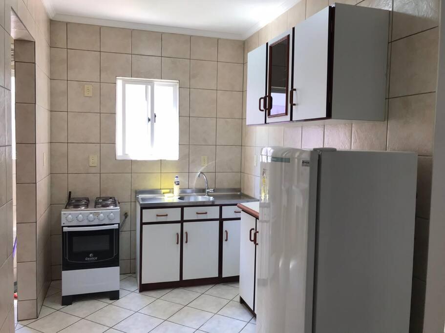 Apto em condomínio no centro de Bombinhas, próximo da praia