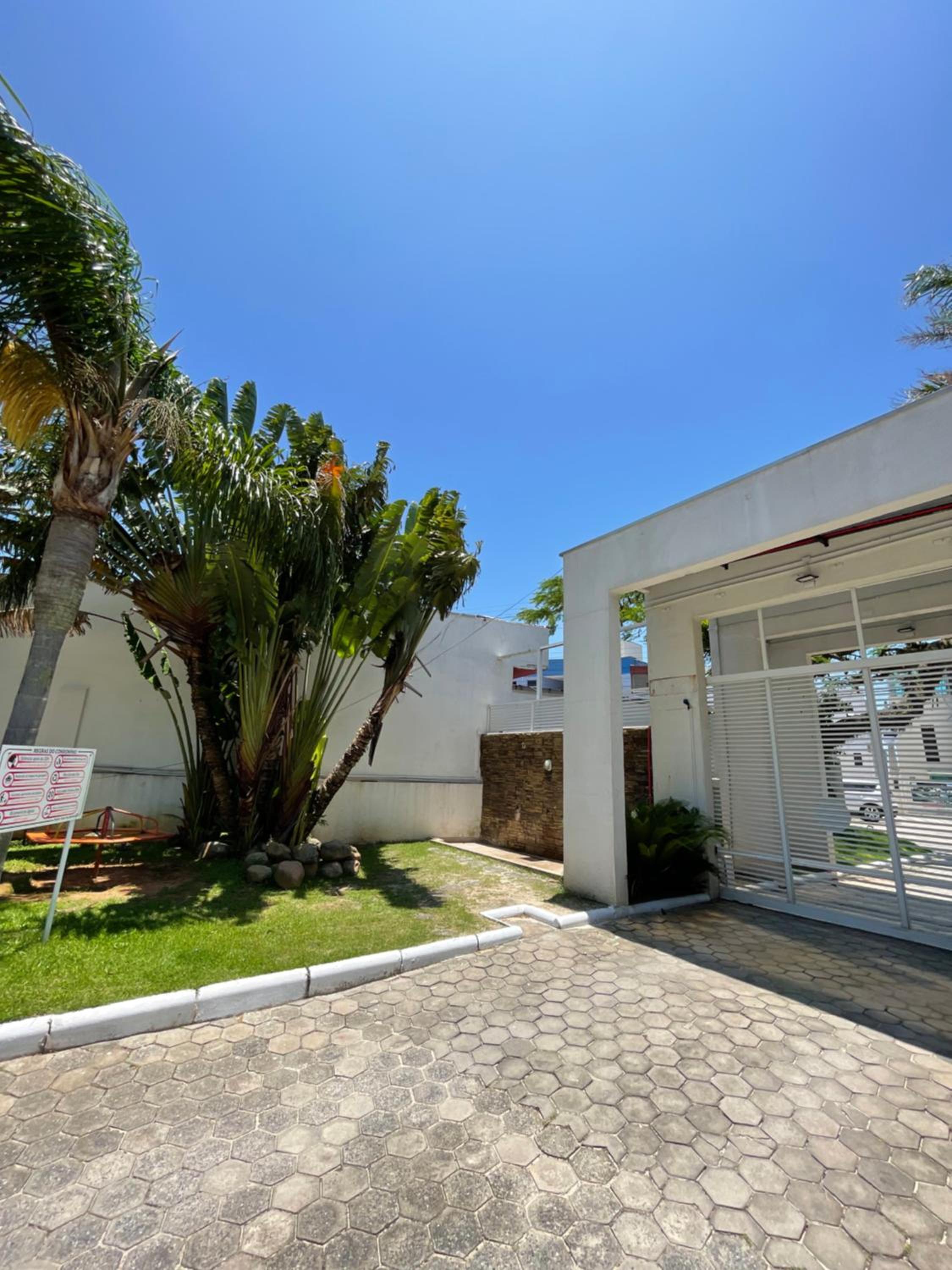 Apto em condomínio no centro de Bombinhas, próximo da praia