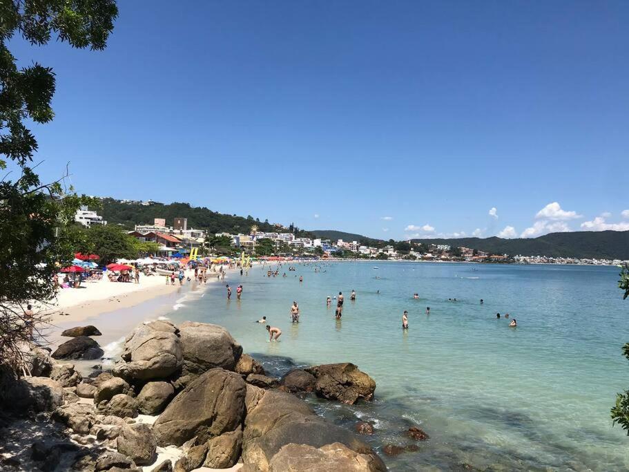 Apto em condomínio no centro de Bombinhas, próximo da praia