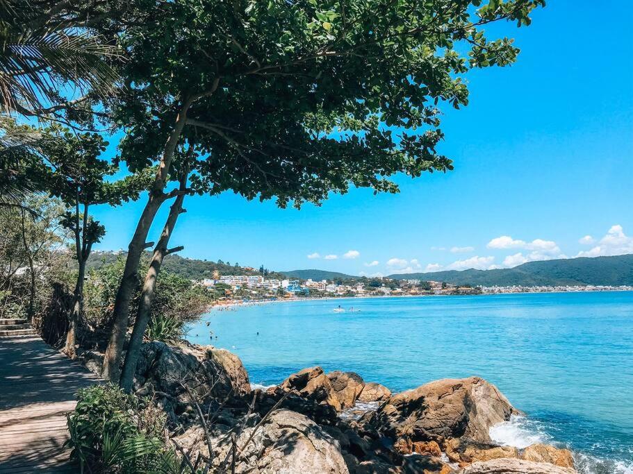 Apto em condomínio no centro de Bombinhas, próximo da praia