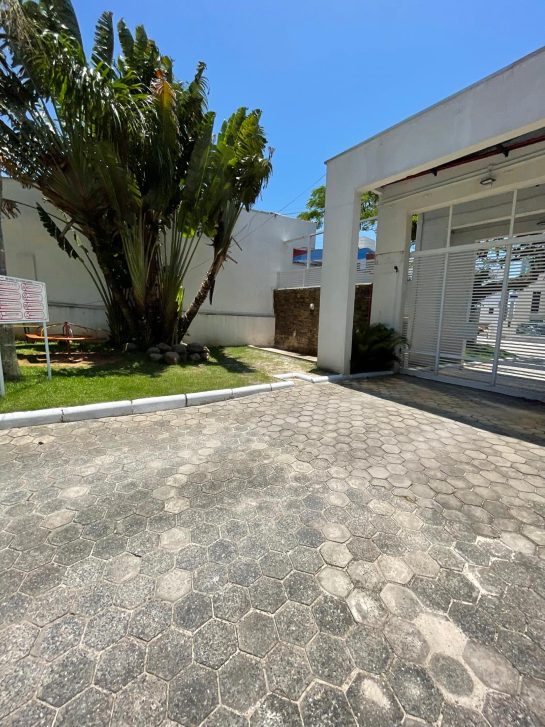 Apto em condomínio no centro de Bombinhas, próximo da praia