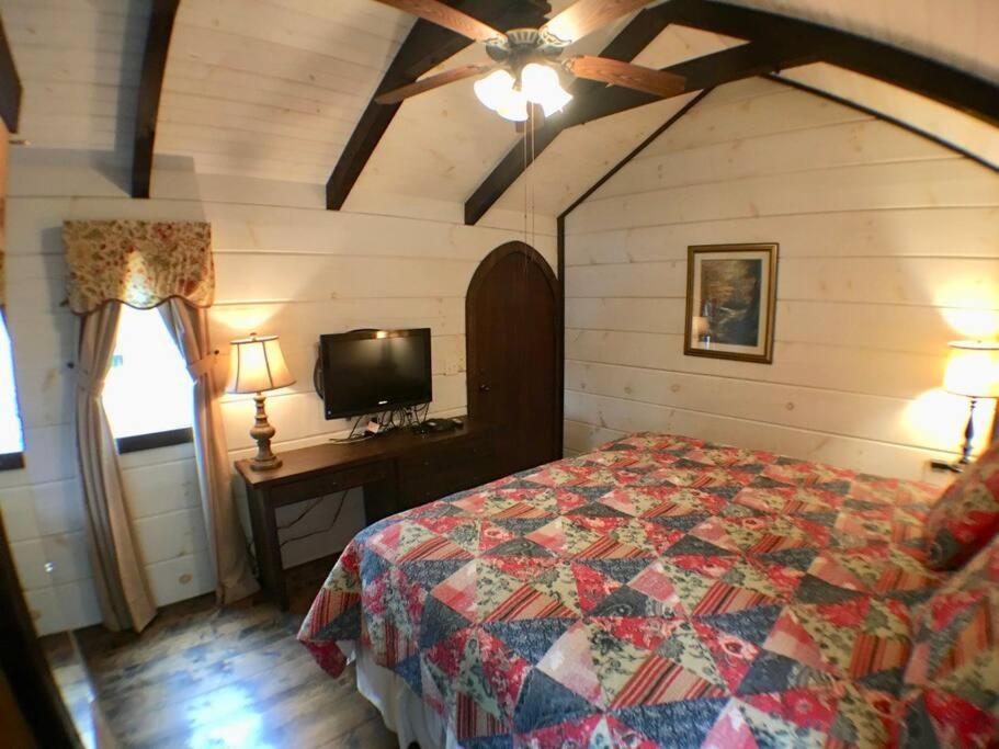 Tiny Home Cottage Near the Smokies #6 Greta view 4