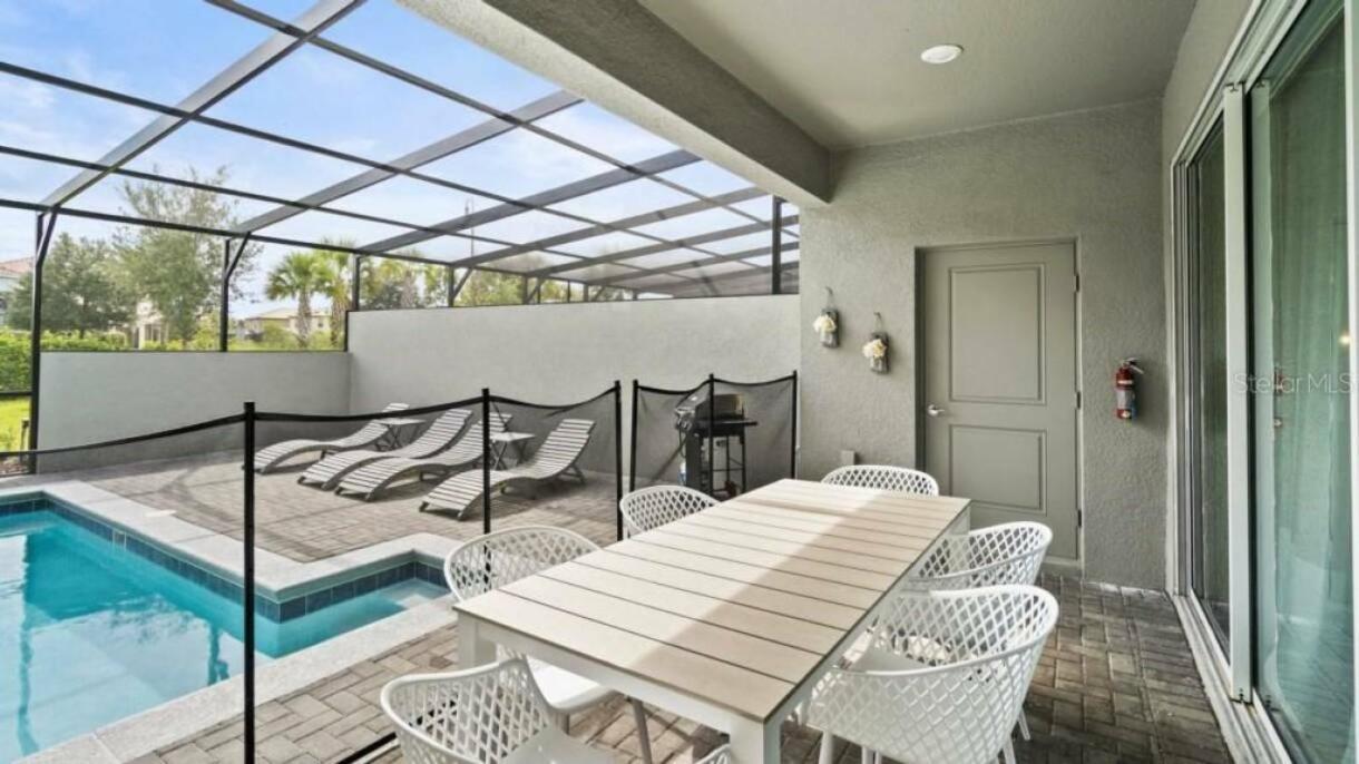 Breeze Spacious 5-Bedroom TH wPool Near Disney
